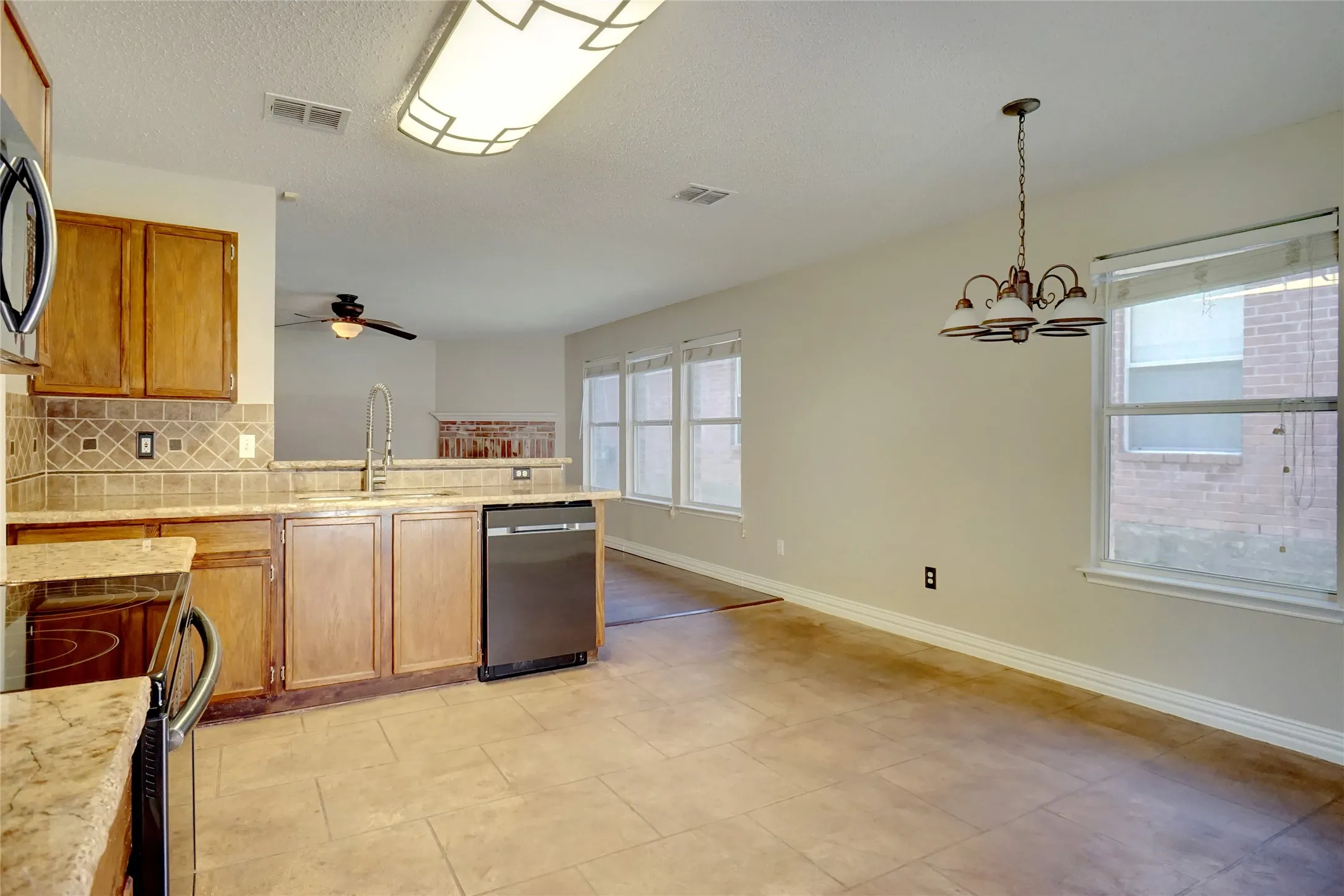 Single Family Residence For Rent in Tarrant County , 6061 Arabian Avenue, Fort Worth, Texas 76179, 3 Bedroom, 2 Bathroom, 2 Garage spaces, 1,589 Sqft, built in 1999, mls#21335384, Real Estate Agent in Fort Worth, Homes For Rent in Tarrant county, Homes For Rent in Fort Worth, Realtor in Fort Worth Texas, Real Estate Brokerage Independent Realty Texas, Luminita Cordes Realtor