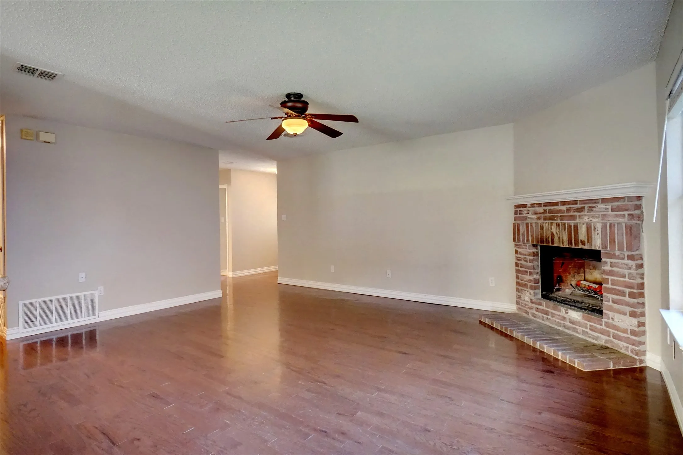 Single Family Residence For Rent in Tarrant County , 6061 Arabian Avenue, Fort Worth, Texas 76179, 3 Bedroom, 2 Bathroom, 2 Garage spaces, 1,589 Sqft, built in 1999, mls#21335384, Real Estate Agent in Fort Worth, Homes For Rent in Tarrant county, Homes For Rent in Fort Worth, Realtor in Fort Worth Texas, Real Estate Brokerage Independent Realty Texas, Luminita Cordes Realtor