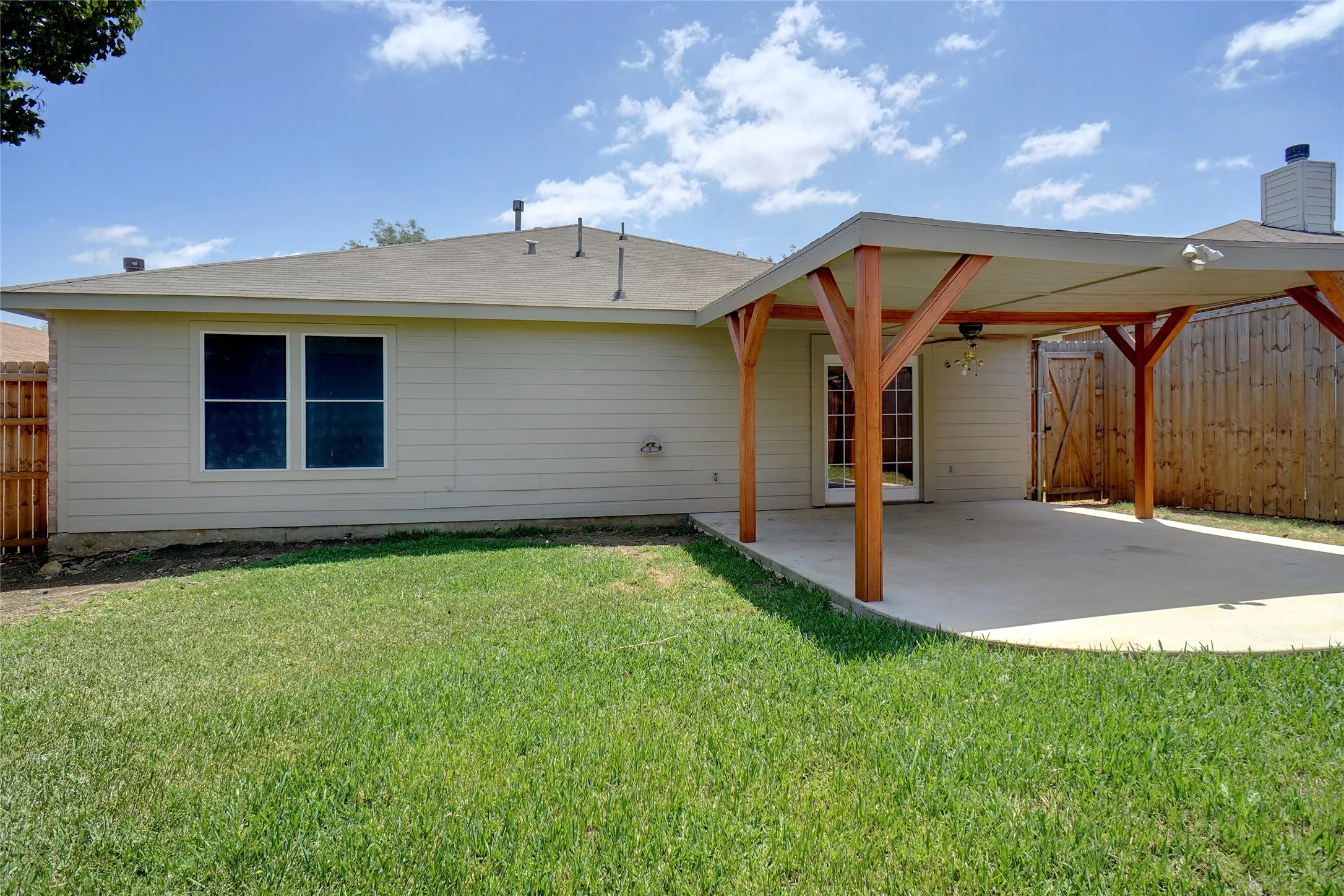 Single Family Residence For Rent in Tarrant County , 6061 Arabian Avenue, Fort Worth, Texas 76179, 3 Bedroom, 2 Bathroom, 2 Garage spaces, 1,589 Sqft, built in 1999, mls#21335384, Real Estate Agent in Fort Worth, Homes For Rent in Tarrant county, Homes For Rent in Fort Worth, Realtor in Fort Worth Texas, Real Estate Brokerage Independent Realty Texas, Luminita Cordes Realtor