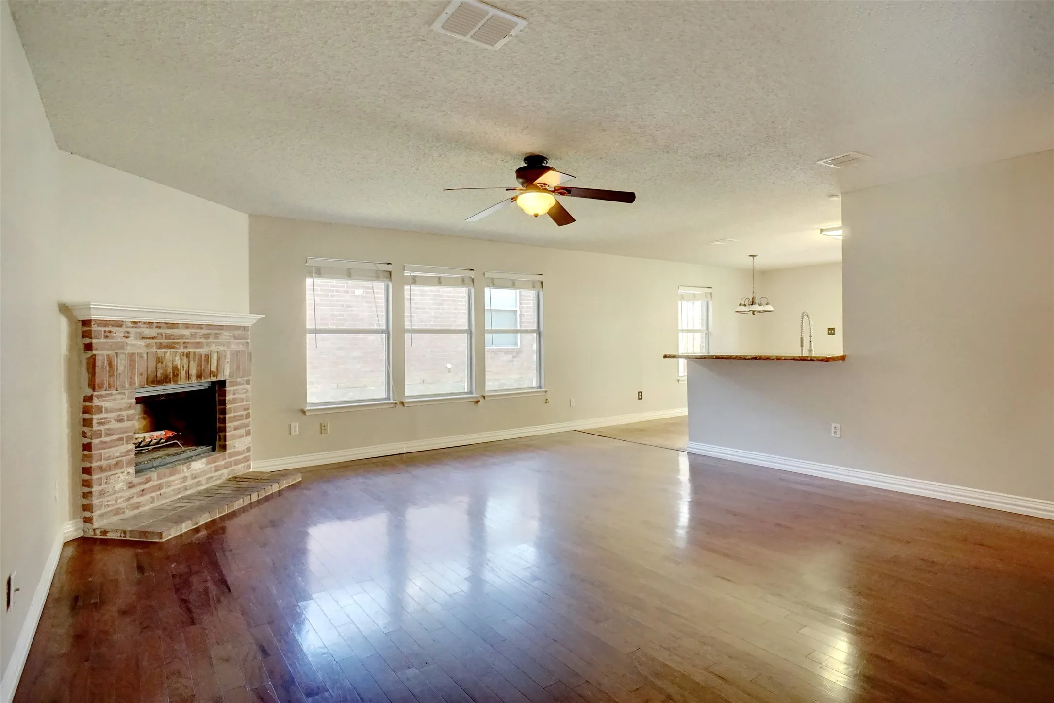 Single Family Residence For Rent in Tarrant County , 6061 Arabian Avenue, Fort Worth, Texas 76179, 3 Bedroom, 2 Bathroom, 2 Garage spaces, 1,589 Sqft, built in 1999, mls#21335384, Real Estate Agent in Fort Worth, Homes For Rent in Tarrant county, Homes For Rent in Fort Worth, Realtor in Fort Worth Texas, Real Estate Brokerage Independent Realty Texas, Luminita Cordes Realtor