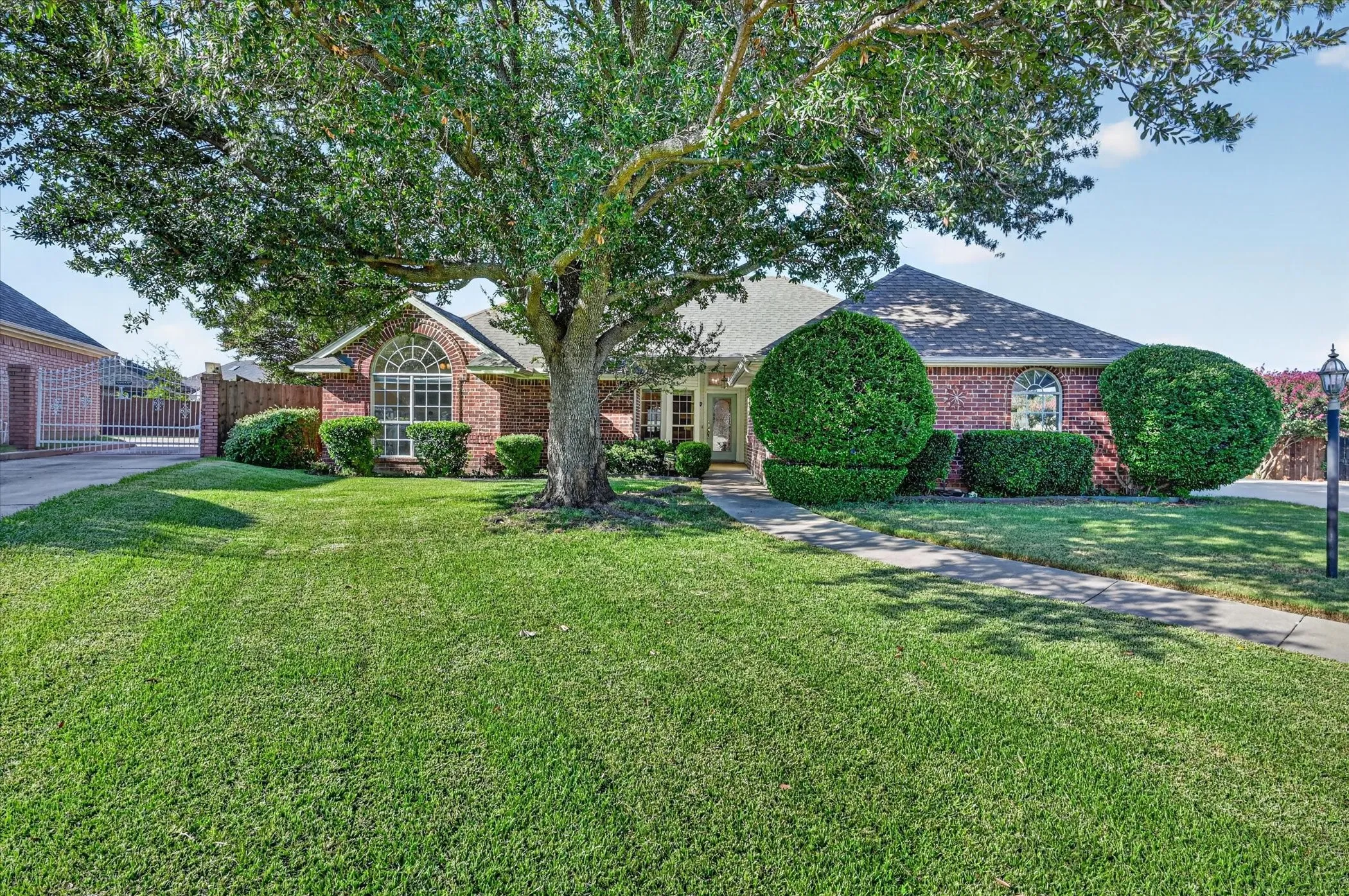 Single Family Residence For Sale in Tarrant County , 729 Bent Tree Court, Hurst, Texas 76054, 3 Bedroom, 2 Bathroom, 2 Garage spaces, 1,956 Sqft, built in 1997, mls#21361918, Real Estate Agent in Hurst, Homes For Sale in Tarrant county, Homes For Sale in Hurst, Realtor in Hurst Texas, Real Estate Brokerage Independent Realty Texas, Luminita Cordes Realtor