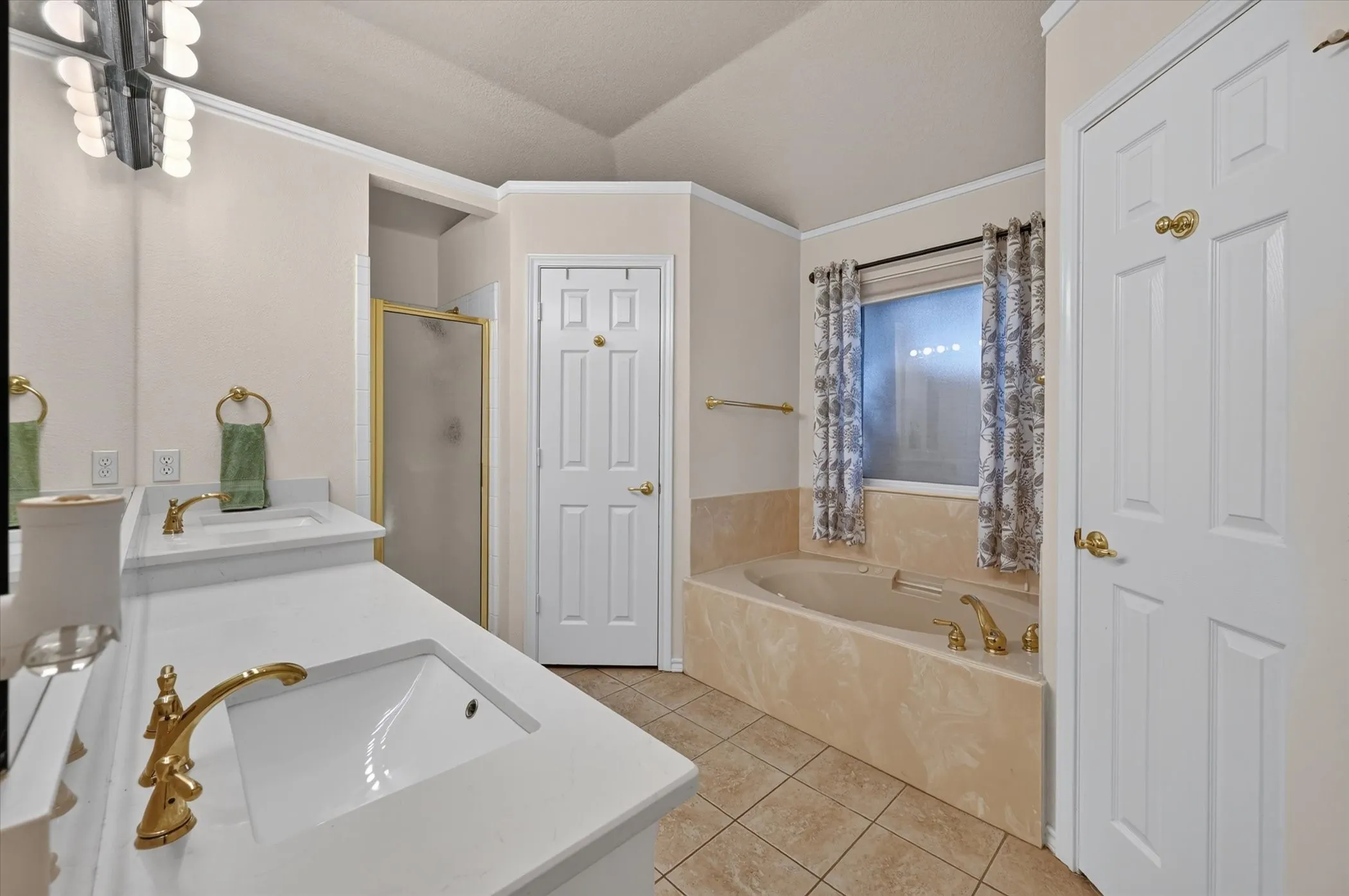 Single Family Residence For Sale in Tarrant County , 729 Bent Tree Court, Hurst, Texas 76054, 3 Bedroom, 2 Bathroom, 2 Garage spaces, 1,956 Sqft, built in 1997, mls#21361918, Real Estate Agent in Hurst, Homes For Sale in Tarrant county, Homes For Sale in Hurst, Realtor in Hurst Texas, Real Estate Brokerage Independent Realty Texas, Luminita Cordes Realtor