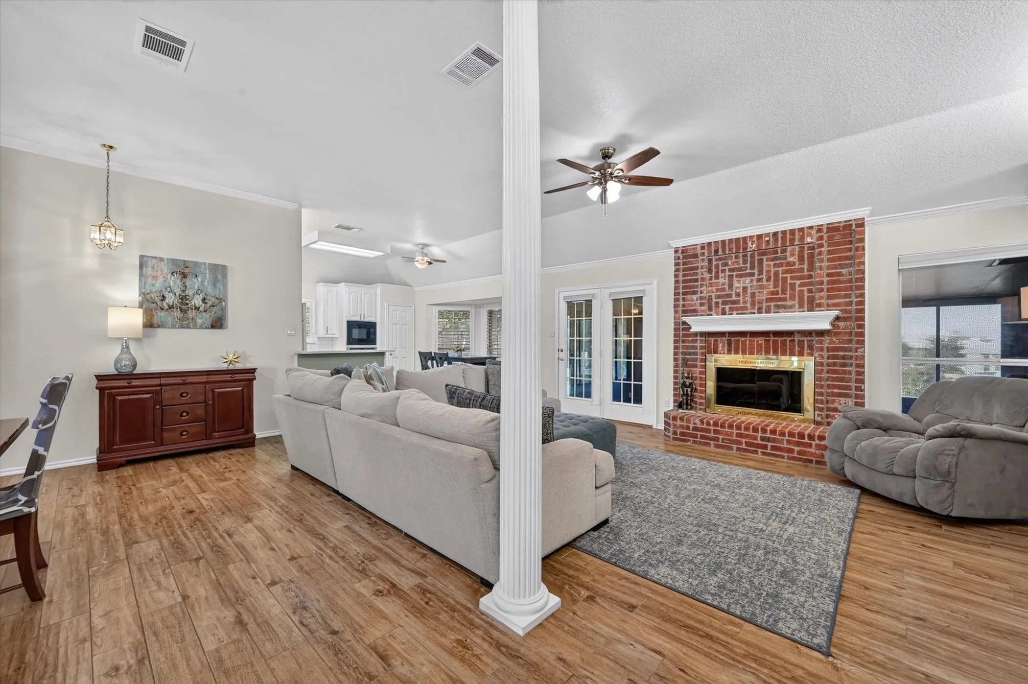 Single Family Residence For Sale in Tarrant County , 729 Bent Tree Court, Hurst, Texas 76054, 3 Bedroom, 2 Bathroom, 2 Garage spaces, 1,956 Sqft, built in 1997, mls#21361918, Real Estate Agent in Hurst, Homes For Sale in Tarrant county, Homes For Sale in Hurst, Realtor in Hurst Texas, Real Estate Brokerage Independent Realty Texas, Luminita Cordes Realtor