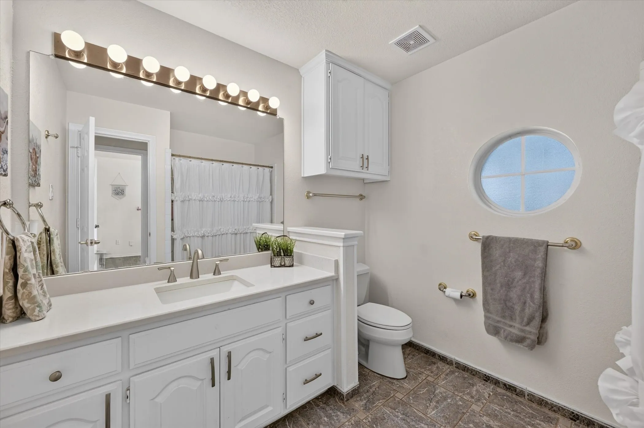 Single Family Residence For Sale in Tarrant County , 729 Bent Tree Court, Hurst, Texas 76054, 3 Bedroom, 2 Bathroom, 2 Garage spaces, 1,956 Sqft, built in 1997, mls#21361918, Real Estate Agent in Hurst, Homes For Sale in Tarrant county, Homes For Sale in Hurst, Realtor in Hurst Texas, Real Estate Brokerage Independent Realty Texas, Luminita Cordes Realtor