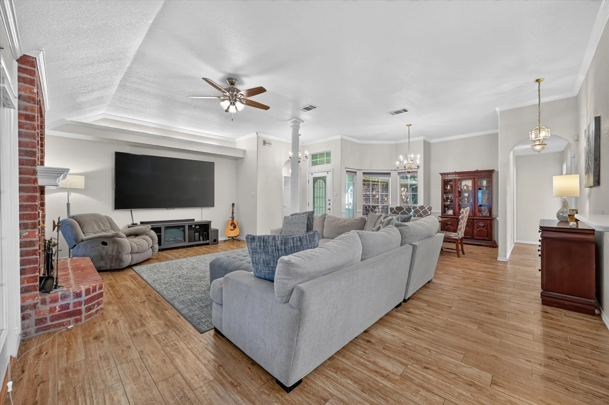 Single Family Residence For Sale in Tarrant County , 729 Bent Tree Court, Hurst, Texas 76054, 3 Bedroom, 2 Bathroom, 2 Garage spaces, 1,956 Sqft, built in 1997, mls#21361918, Real Estate Agent in Hurst, Homes For Sale in Tarrant county, Homes For Sale in Hurst, Realtor in Hurst Texas, Real Estate Brokerage Independent Realty Texas, Luminita Cordes Realtor