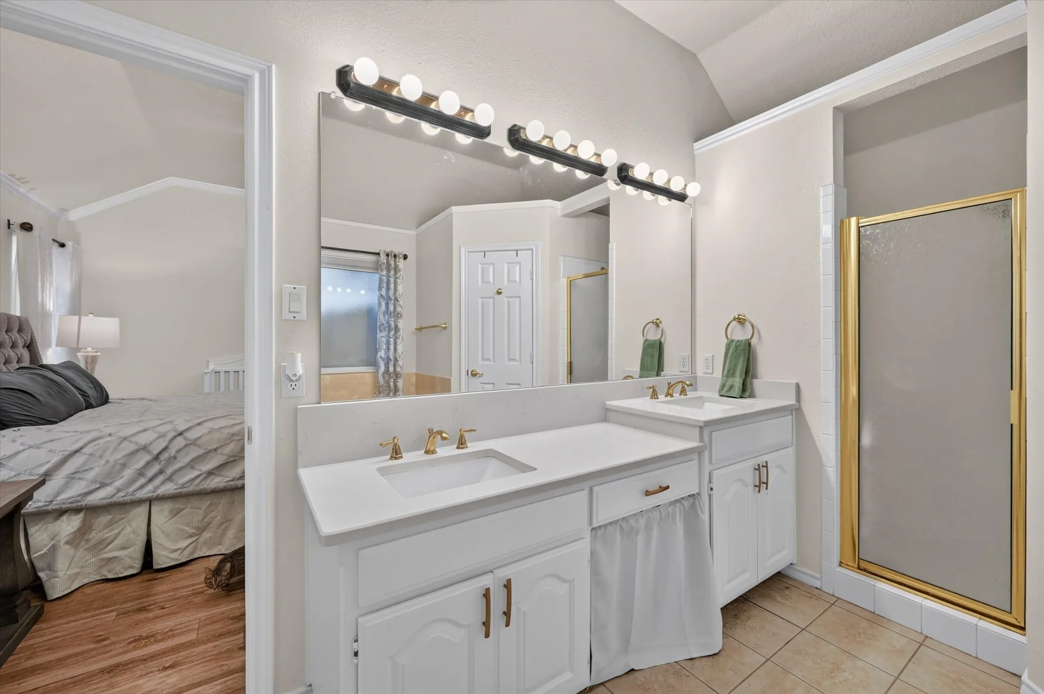Single Family Residence For Sale in Tarrant County , 729 Bent Tree Court, Hurst, Texas 76054, 3 Bedroom, 2 Bathroom, 2 Garage spaces, 1,956 Sqft, built in 1997, mls#21361918, Real Estate Agent in Hurst, Homes For Sale in Tarrant county, Homes For Sale in Hurst, Realtor in Hurst Texas, Real Estate Brokerage Independent Realty Texas, Luminita Cordes Realtor