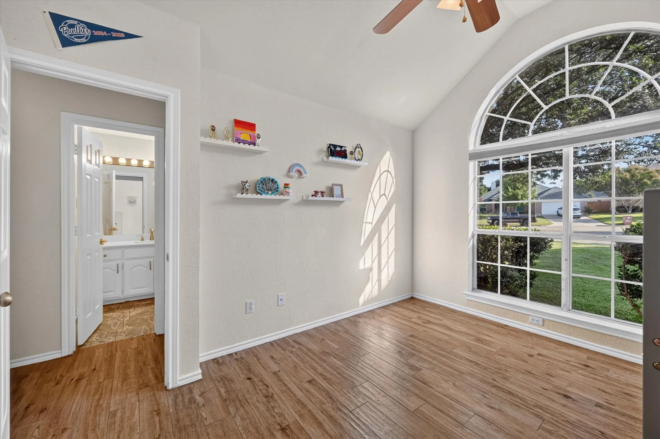 Single Family Residence For Sale in Tarrant County , 729 Bent Tree Court, Hurst, Texas 76054, 3 Bedroom, 2 Bathroom, 2 Garage spaces, 1,956 Sqft, built in 1997, mls#21361918, Real Estate Agent in Hurst, Homes For Sale in Tarrant county, Homes For Sale in Hurst, Realtor in Hurst Texas, Real Estate Brokerage Independent Realty Texas, Luminita Cordes Realtor