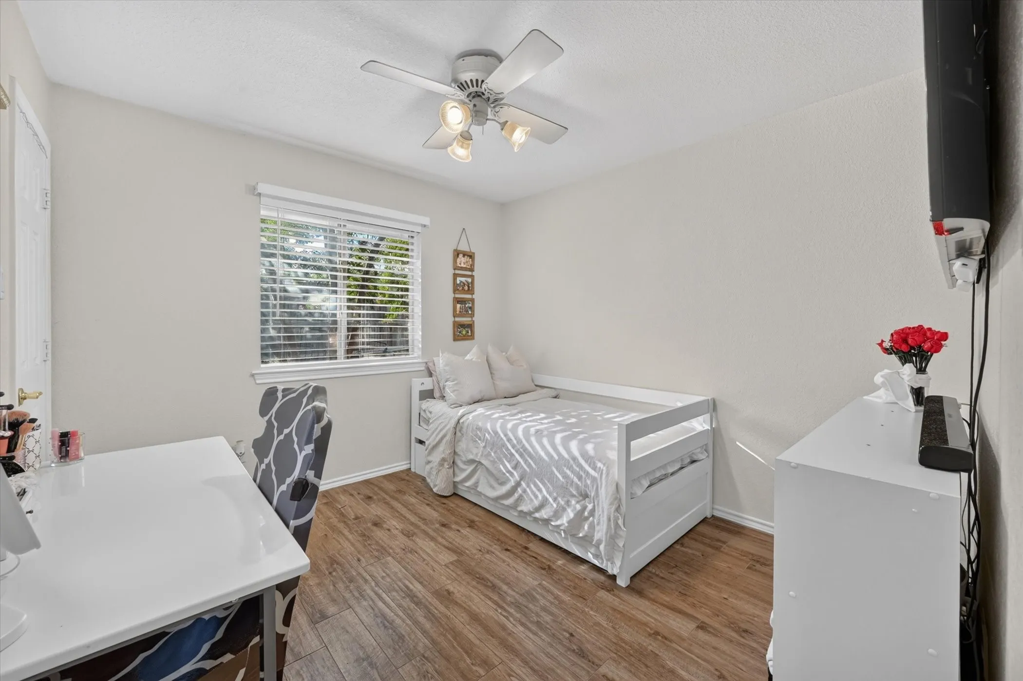 Single Family Residence For Sale in Tarrant County , 729 Bent Tree Court, Hurst, Texas 76054, 3 Bedroom, 2 Bathroom, 2 Garage spaces, 1,956 Sqft, built in 1997, mls#21361918, Real Estate Agent in Hurst, Homes For Sale in Tarrant county, Homes For Sale in Hurst, Realtor in Hurst Texas, Real Estate Brokerage Independent Realty Texas, Luminita Cordes Realtor