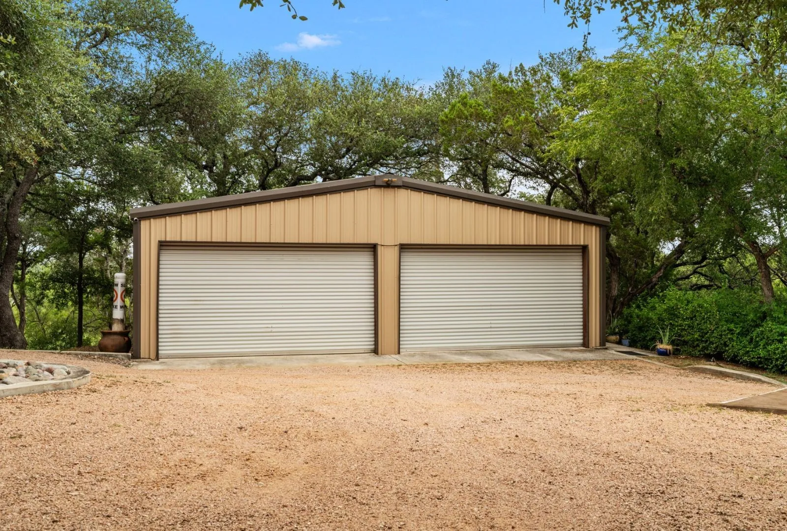 Single Family Residence For Sale in Burnet County , 129 Jewel Lane, Spicewood, Texas 78669, 2 Bedroom, 3 Bathroom, Garage spaces, 2,050 Sqft, built in 1993, mls#21361860, Real Estate Agent in Spicewood, Homes For Sale in Burnet county, Homes For Sale in Spicewood, Realtor in Spicewood Texas, Real Estate Brokerage Independent Realty Texas, Luminita Cordes Realtor