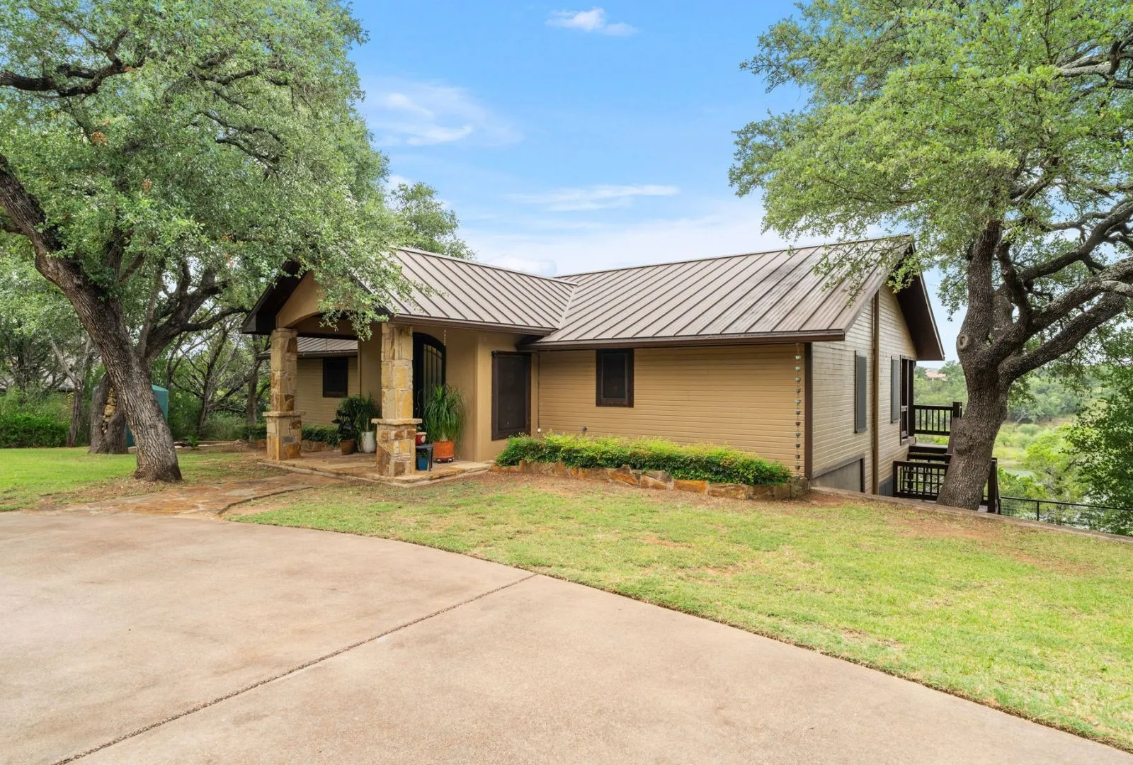 Single Family Residence For Sale in Burnet County , 129 Jewel Lane, Spicewood, Texas 78669, 2 Bedroom, 3 Bathroom, Garage spaces, 2,050 Sqft, built in 1993, mls#21361860, Real Estate Agent in Spicewood, Homes For Sale in Burnet county, Homes For Sale in Spicewood, Realtor in Spicewood Texas, Real Estate Brokerage Independent Realty Texas, Luminita Cordes Realtor