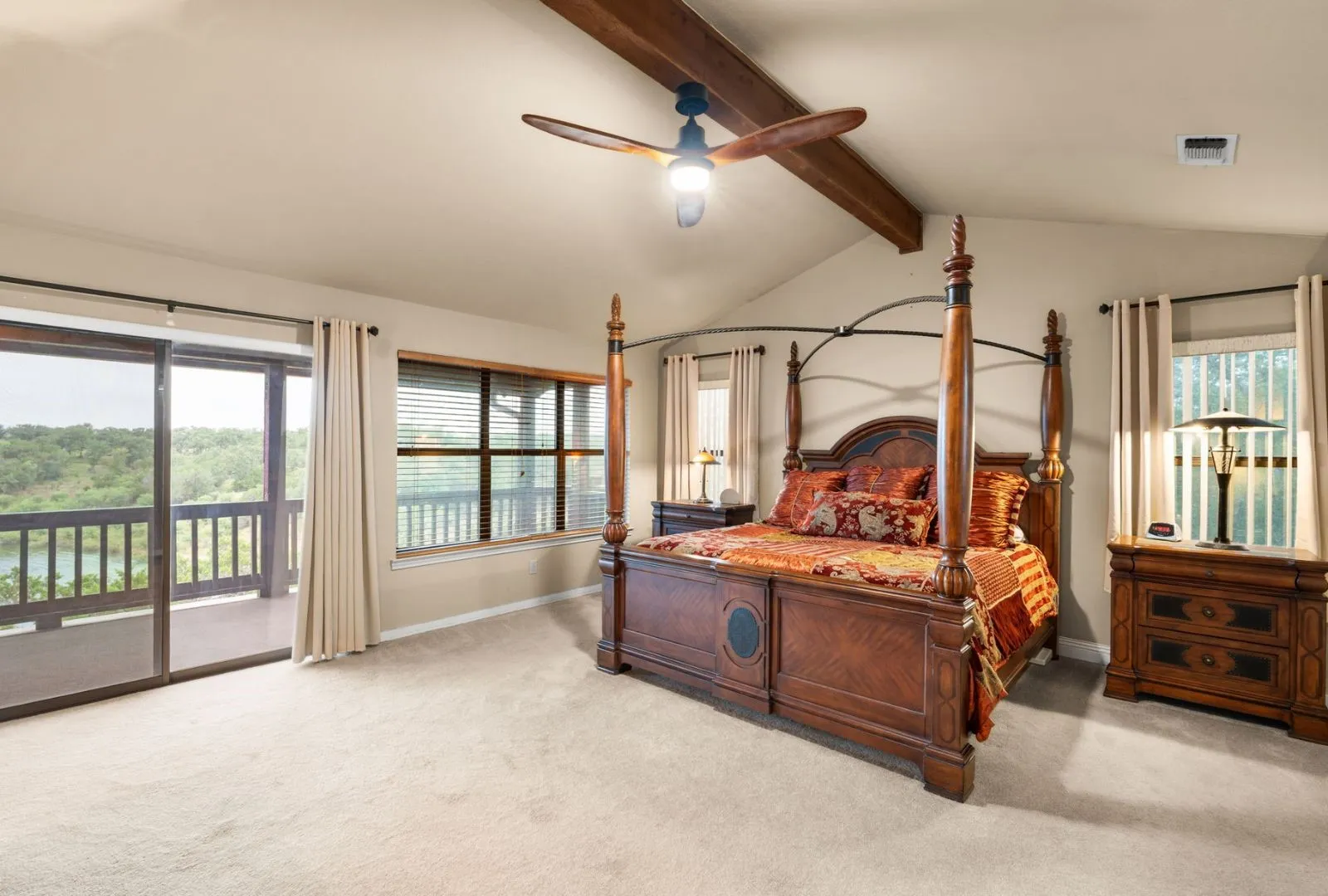 Single Family Residence For Sale in Burnet County , 129 Jewel Lane, Spicewood, Texas 78669, 2 Bedroom, 3 Bathroom, Garage spaces, 2,050 Sqft, built in 1993, mls#21361860, Real Estate Agent in Spicewood, Homes For Sale in Burnet county, Homes For Sale in Spicewood, Realtor in Spicewood Texas, Real Estate Brokerage Independent Realty Texas, Luminita Cordes Realtor