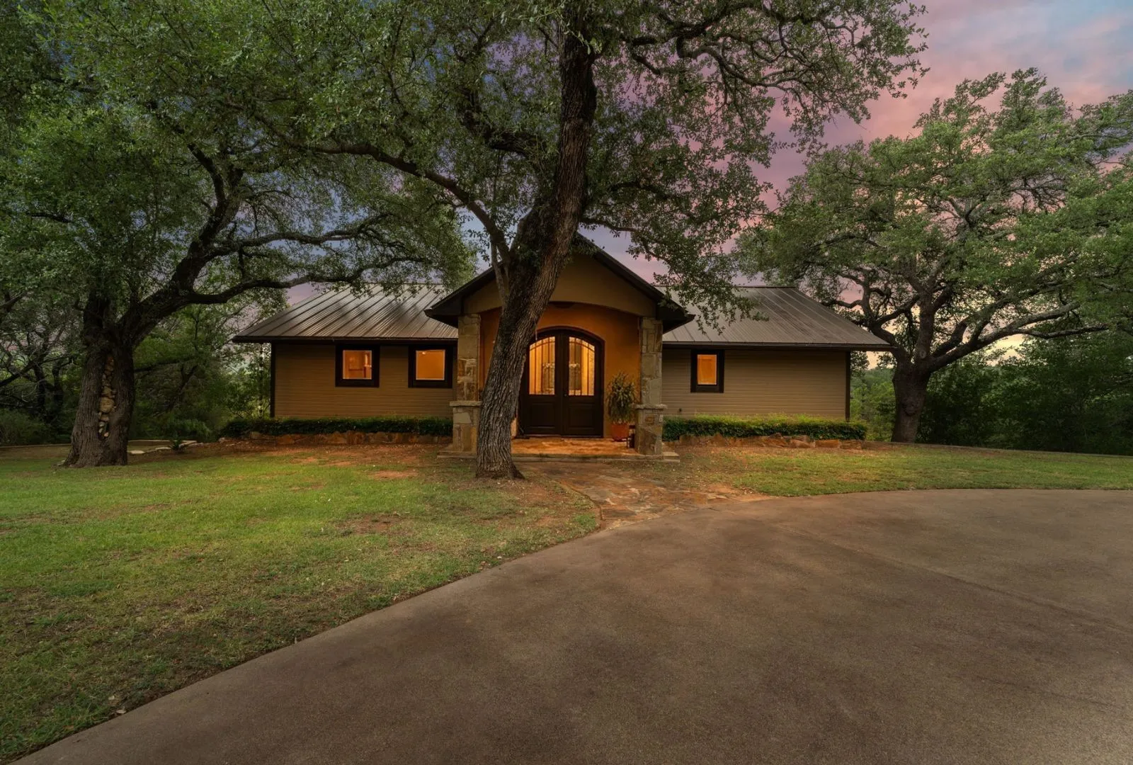 Single Family Residence For Sale in Burnet County , 129 Jewel Lane, Spicewood, Texas 78669, 2 Bedroom, 3 Bathroom, Garage spaces, 2,050 Sqft, built in 1993, mls#21361860, Real Estate Agent in Spicewood, Homes For Sale in Burnet county, Homes For Sale in Spicewood, Realtor in Spicewood Texas, Real Estate Brokerage Independent Realty Texas, Luminita Cordes Realtor