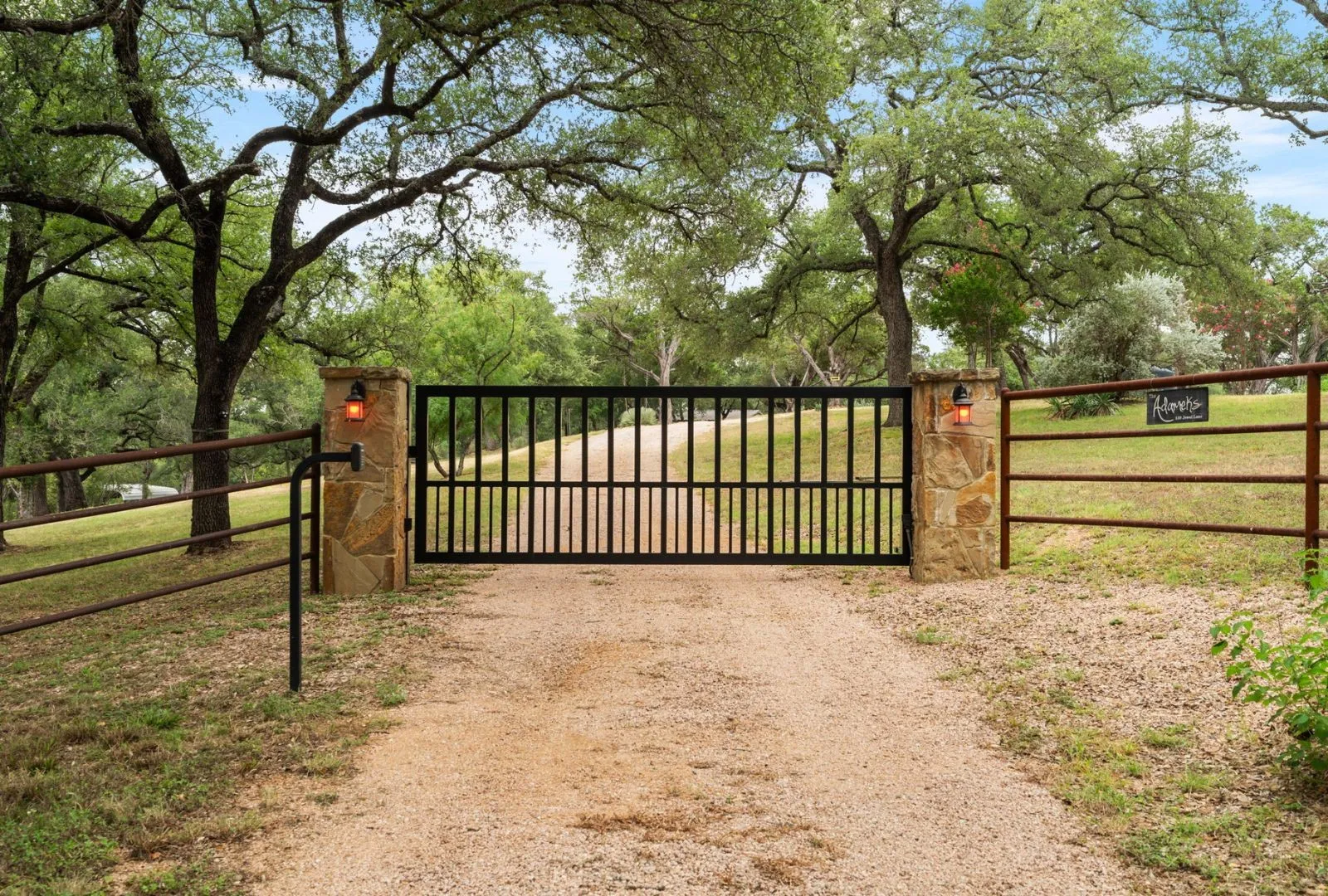 Single Family Residence For Sale in Burnet County , 129 Jewel Lane, Spicewood, Texas 78669, 2 Bedroom, 3 Bathroom, Garage spaces, 2,050 Sqft, built in 1993, mls#21361860, Real Estate Agent in Spicewood, Homes For Sale in Burnet county, Homes For Sale in Spicewood, Realtor in Spicewood Texas, Real Estate Brokerage Independent Realty Texas, Luminita Cordes Realtor