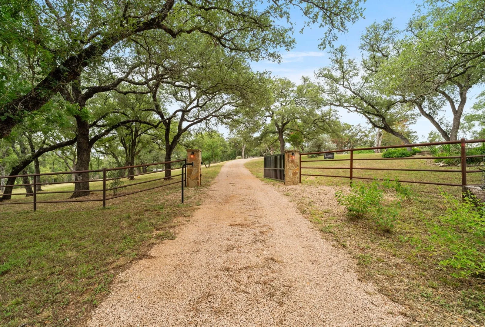 Single Family Residence For Sale in Burnet County , 129 Jewel Lane, Spicewood, Texas 78669, 2 Bedroom, 3 Bathroom, Garage spaces, 2,050 Sqft, built in 1993, mls#21361860, Real Estate Agent in Spicewood, Homes For Sale in Burnet county, Homes For Sale in Spicewood, Realtor in Spicewood Texas, Real Estate Brokerage Independent Realty Texas, Luminita Cordes Realtor