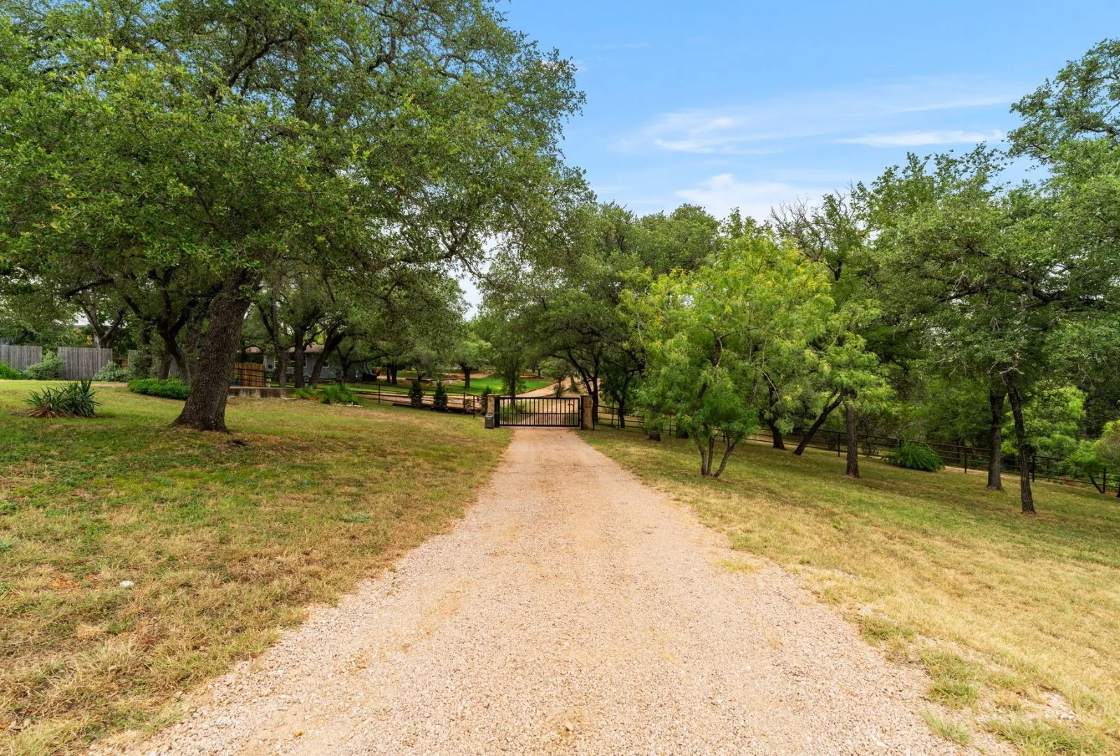 Single Family Residence For Sale in Burnet County , 129 Jewel Lane, Spicewood, Texas 78669, 2 Bedroom, 3 Bathroom, Garage spaces, 2,050 Sqft, built in 1993, mls#21361860, Real Estate Agent in Spicewood, Homes For Sale in Burnet county, Homes For Sale in Spicewood, Realtor in Spicewood Texas, Real Estate Brokerage Independent Realty Texas, Luminita Cordes Realtor
