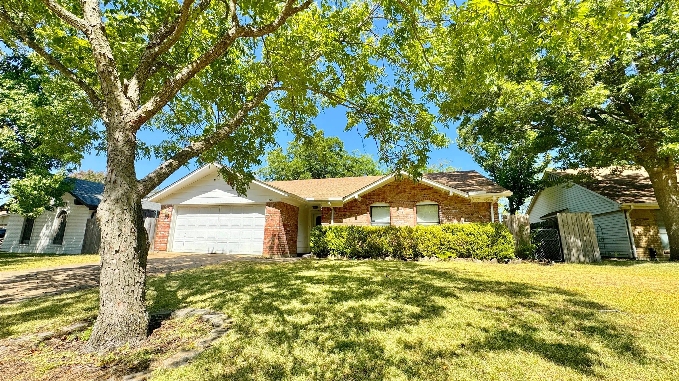 Single Family Residence For Sale in Kaufman County , 1809 Westgate Drive, Terrell, Texas 75160, 4 Bedroom, 2 Bathroom, 2 Garage spaces, 1,457 Sqft, built in 1970, Price $219,900, mls#21361851, Real Estate Agent in Terrell, Homes For Sale in Kaufman county, Homes For Sale in Terrell, Realtor in Terrell Texas, Real Estate Brokerage Independent Realty Texas, Luminita Cordes Realtor