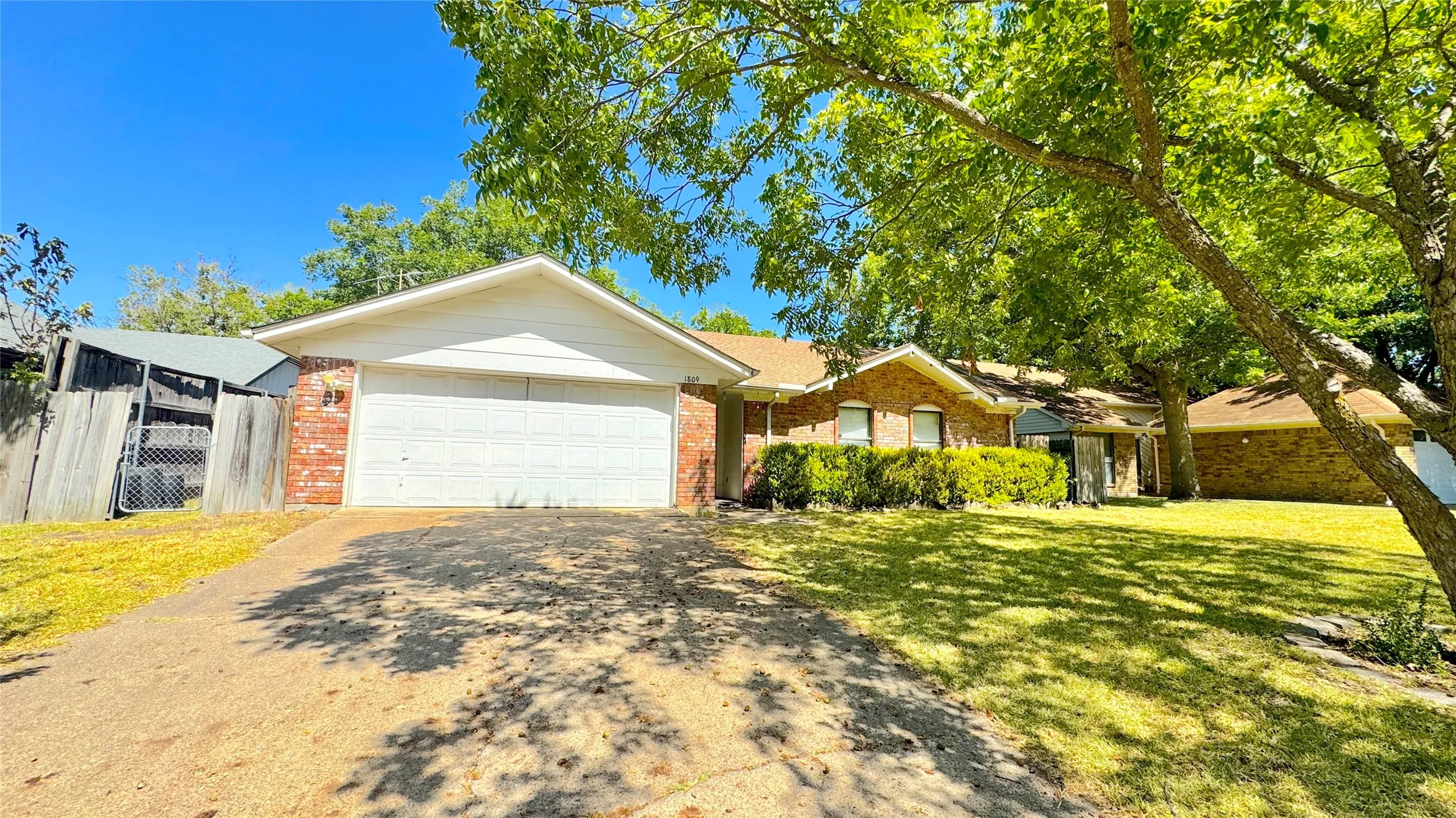 Single Family Residence For Sale in Kaufman County , 1809 Westgate Drive, Terrell, Texas 75160, 4 Bedroom, 2 Bathroom, 2 Garage spaces, 1,457 Sqft, built in 1970, Price $219,900, mls#21361851, Real Estate Agent in Terrell, Homes For Sale in Kaufman county, Homes For Sale in Terrell, Realtor in Terrell Texas, Real Estate Brokerage Independent Realty Texas, Luminita Cordes Realtor
