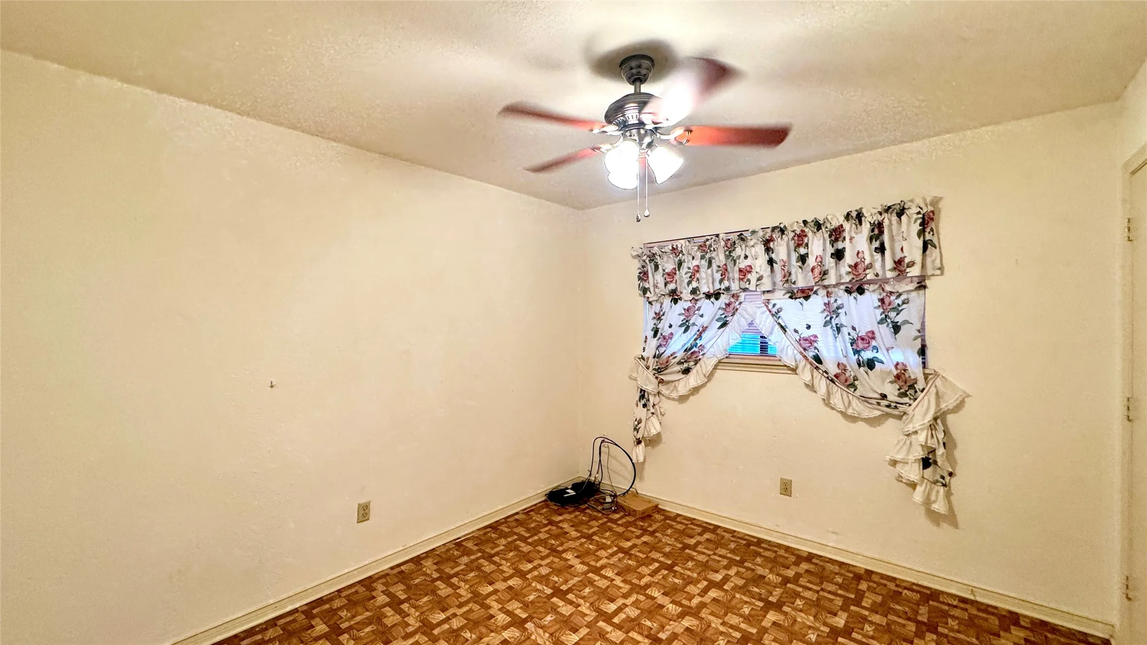 Single Family Residence For Sale in Kaufman County , 1809 Westgate Drive, Terrell, Texas 75160, 4 Bedroom, 2 Bathroom, 2 Garage spaces, 1,457 Sqft, built in 1970, Price $219,900, mls#21361851, Real Estate Agent in Terrell, Homes For Sale in Kaufman county, Homes For Sale in Terrell, Realtor in Terrell Texas, Real Estate Brokerage Independent Realty Texas, Luminita Cordes Realtor