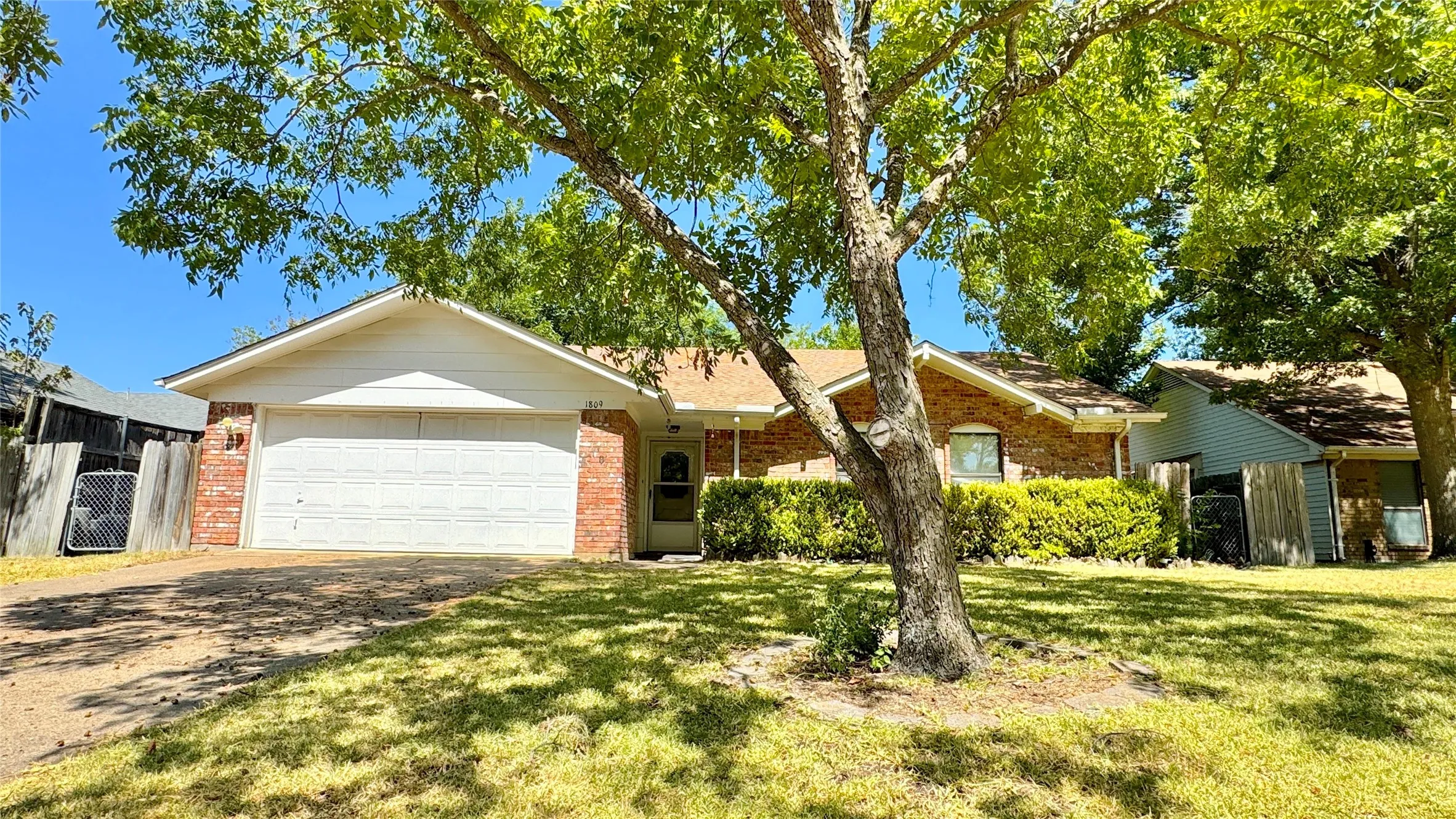 Single Family Residence For Sale in Kaufman County , 1809 Westgate Drive, Terrell, Texas 75160, 4 Bedroom, 2 Bathroom, 2 Garage spaces, 1,457 Sqft, built in 1970, Price $219,900, mls#21361851, Real Estate Agent in Terrell, Homes For Sale in Kaufman county, Homes For Sale in Terrell, Realtor in Terrell Texas, Real Estate Brokerage Independent Realty Texas, Luminita Cordes Realtor