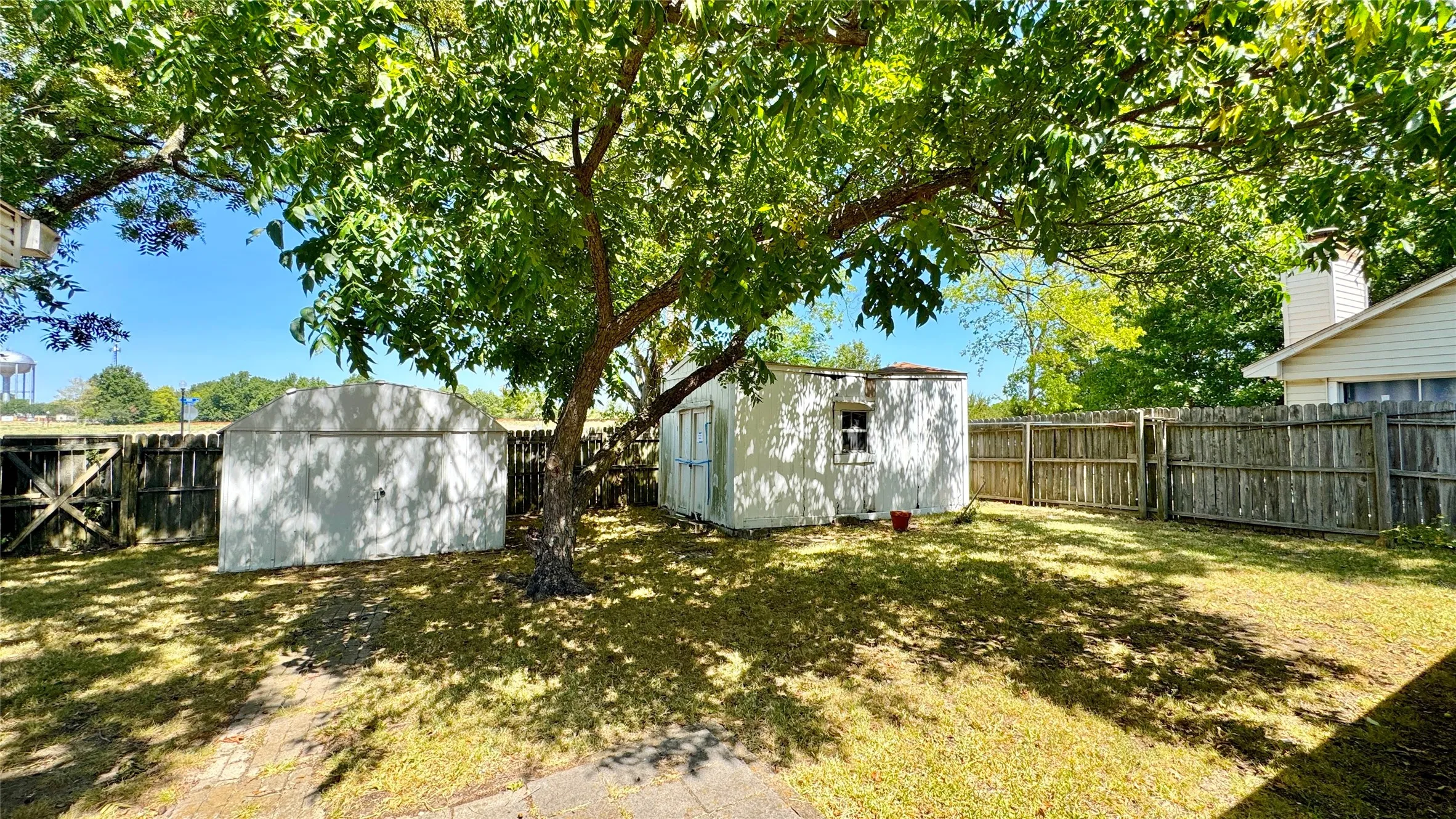 Single Family Residence For Sale in Kaufman County , 1809 Westgate Drive, Terrell, Texas 75160, 4 Bedroom, 2 Bathroom, 2 Garage spaces, 1,457 Sqft, built in 1970, Price $219,900, mls#21361851, Real Estate Agent in Terrell, Homes For Sale in Kaufman county, Homes For Sale in Terrell, Realtor in Terrell Texas, Real Estate Brokerage Independent Realty Texas, Luminita Cordes Realtor