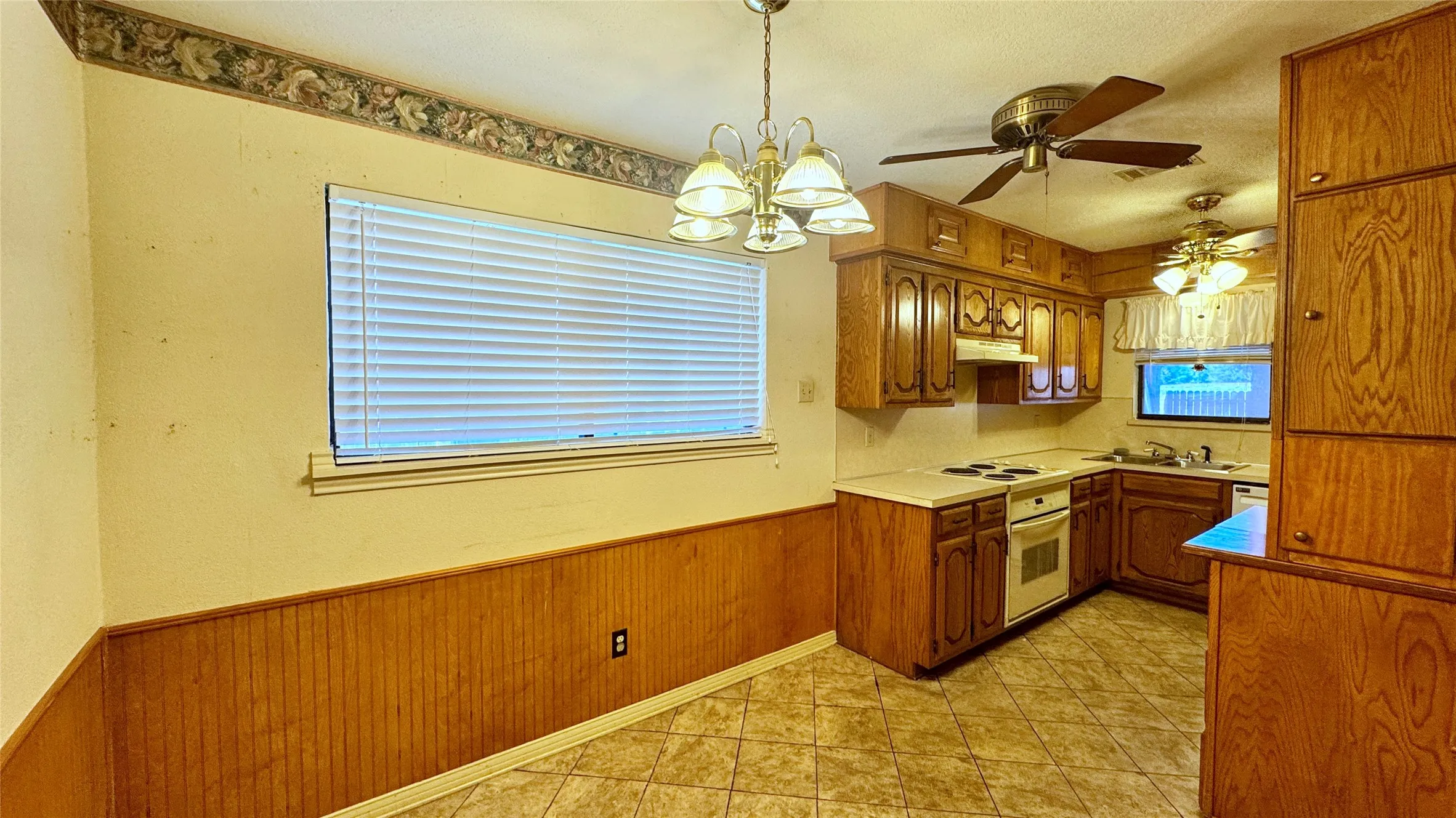 Single Family Residence For Sale in Kaufman County , 1809 Westgate Drive, Terrell, Texas 75160, 4 Bedroom, 2 Bathroom, 2 Garage spaces, 1,457 Sqft, built in 1970, Price $219,900, mls#21361851, Real Estate Agent in Terrell, Homes For Sale in Kaufman county, Homes For Sale in Terrell, Realtor in Terrell Texas, Real Estate Brokerage Independent Realty Texas, Luminita Cordes Realtor