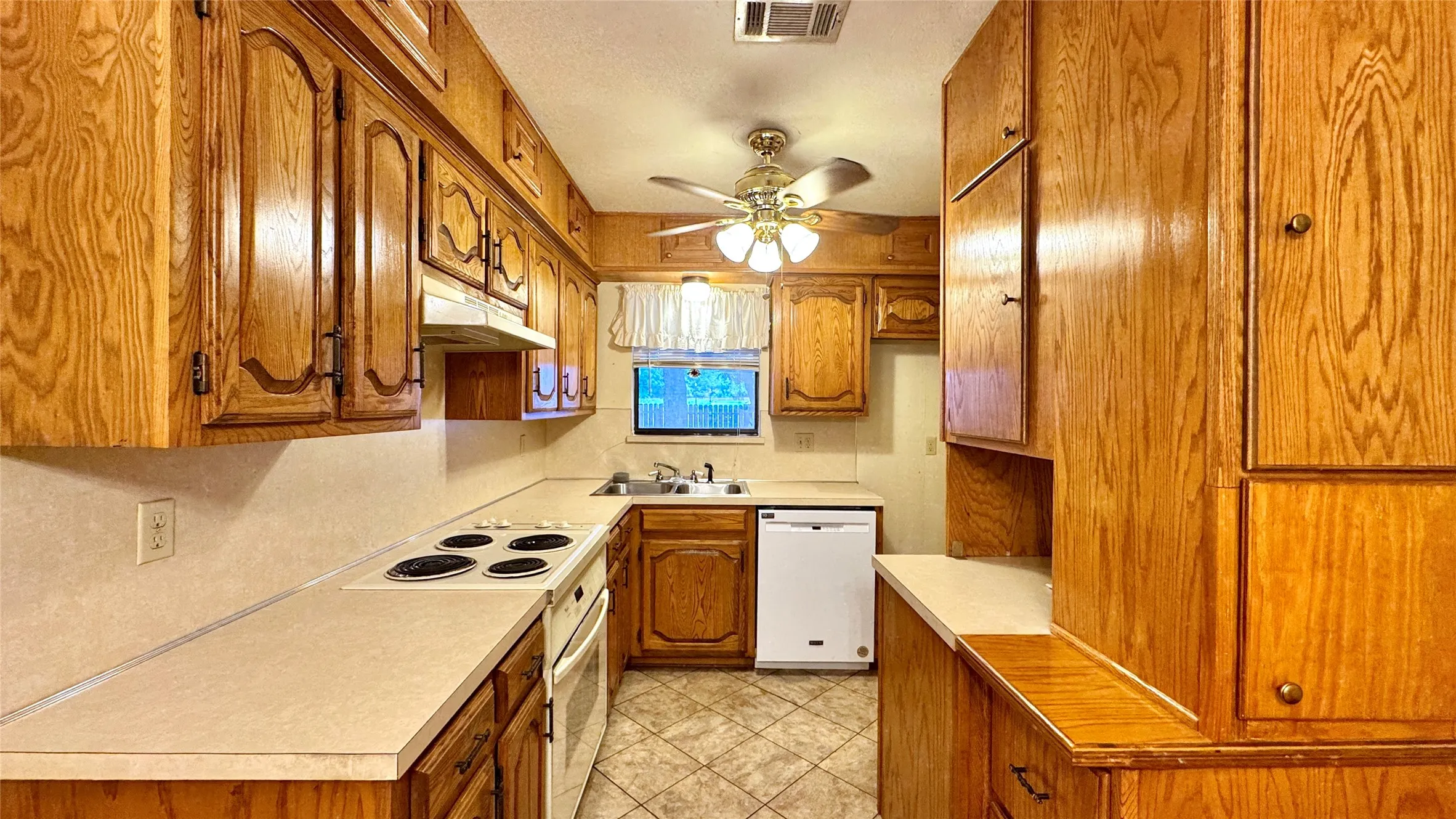 Single Family Residence For Sale in Kaufman County , 1809 Westgate Drive, Terrell, Texas 75160, 4 Bedroom, 2 Bathroom, 2 Garage spaces, 1,457 Sqft, built in 1970, Price $219,900, mls#21361851, Real Estate Agent in Terrell, Homes For Sale in Kaufman county, Homes For Sale in Terrell, Realtor in Terrell Texas, Real Estate Brokerage Independent Realty Texas, Luminita Cordes Realtor
