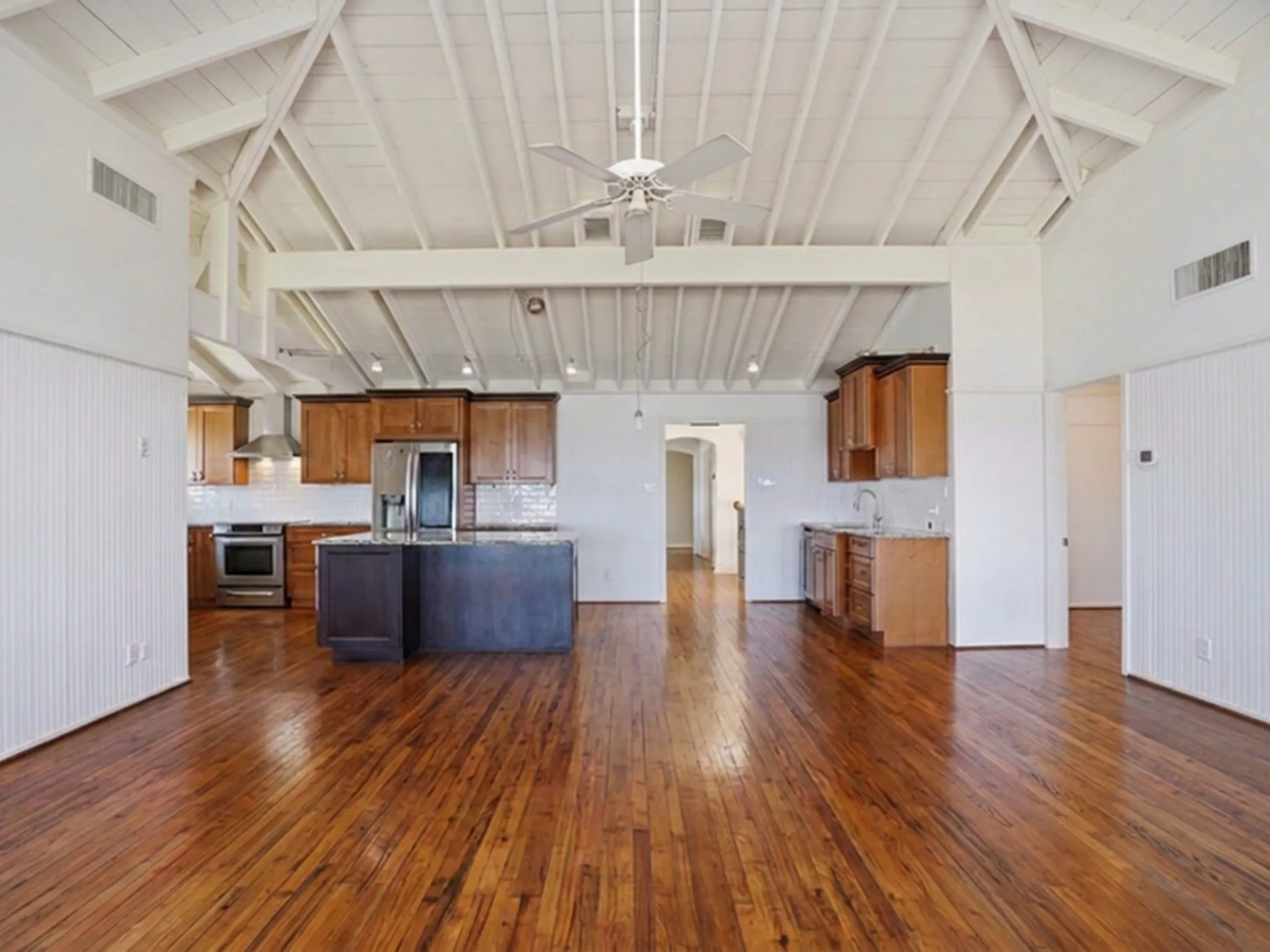 Single Family Residence For Sale in Denton County , 13280 Beach Club Road, The Colony, Texas 75056, 5 Bedroom, 5 Bathroom, 3 Garage spaces, 3,844 Sqft, built in 1977, mls#21361947, Real Estate Agent in The Colony, Homes For Sale in Denton county, Homes For Sale in The Colony, Realtor in The Colony Texas, Real Estate Brokerage Independent Realty Texas, Luminita Cordes Realtor