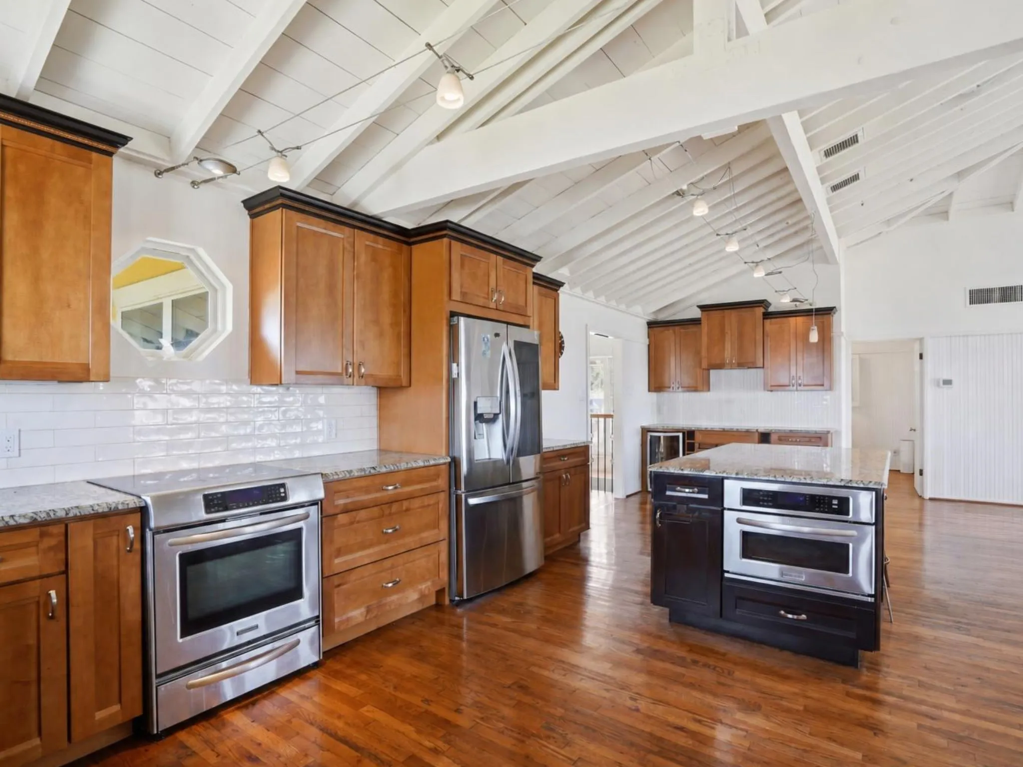 Single Family Residence For Sale in Denton County , 13280 Beach Club Road, The Colony, Texas 75056, 5 Bedroom, 5 Bathroom, 3 Garage spaces, 3,844 Sqft, built in 1977, mls#21361947, Real Estate Agent in The Colony, Homes For Sale in Denton county, Homes For Sale in The Colony, Realtor in The Colony Texas, Real Estate Brokerage Independent Realty Texas, Luminita Cordes Realtor