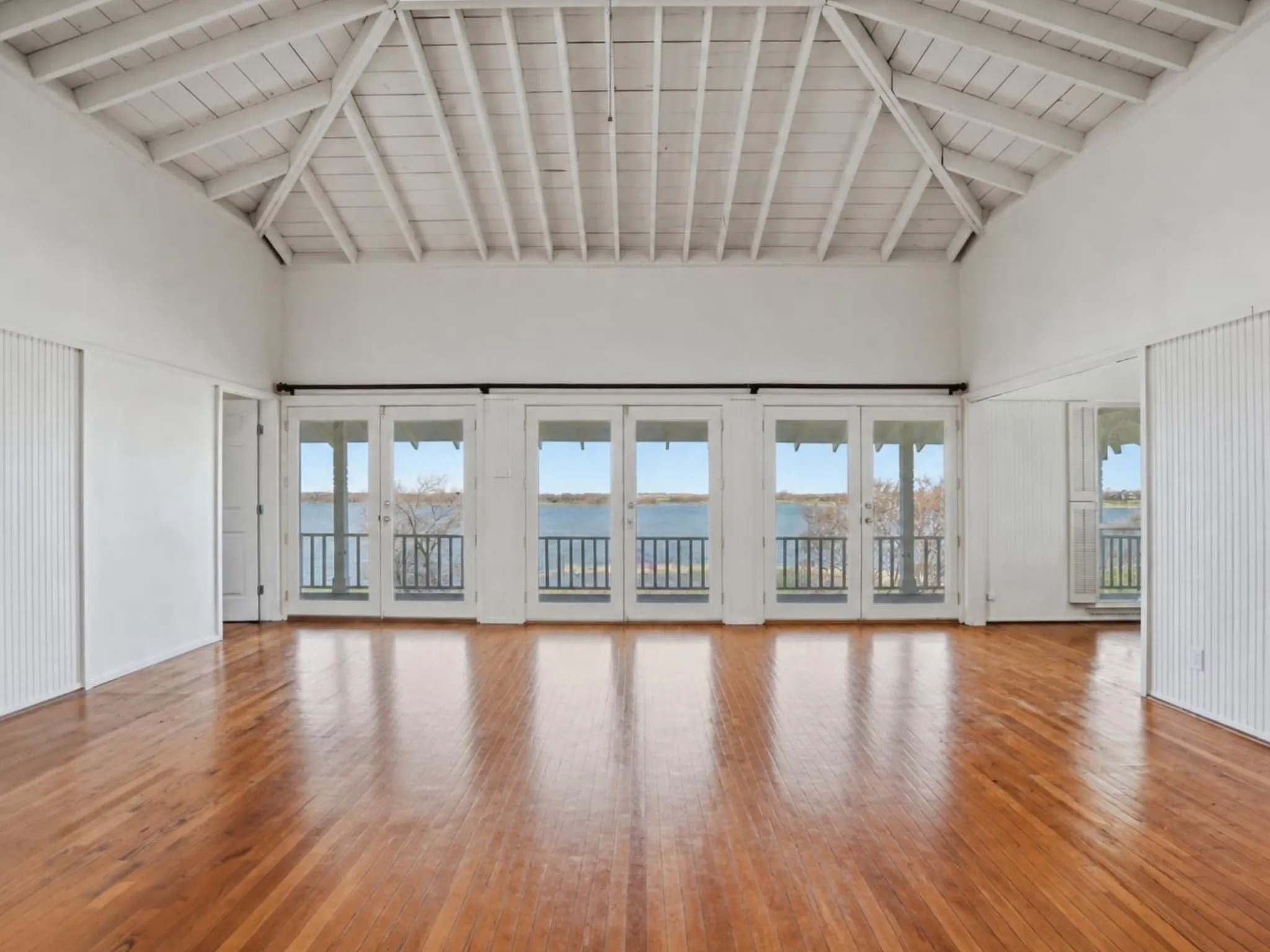 Single Family Residence For Sale in Denton County , 13280 Beach Club Road, The Colony, Texas 75056, 5 Bedroom, 5 Bathroom, 3 Garage spaces, 3,844 Sqft, built in 1977, mls#21361947, Real Estate Agent in The Colony, Homes For Sale in Denton county, Homes For Sale in The Colony, Realtor in The Colony Texas, Real Estate Brokerage Independent Realty Texas, Luminita Cordes Realtor