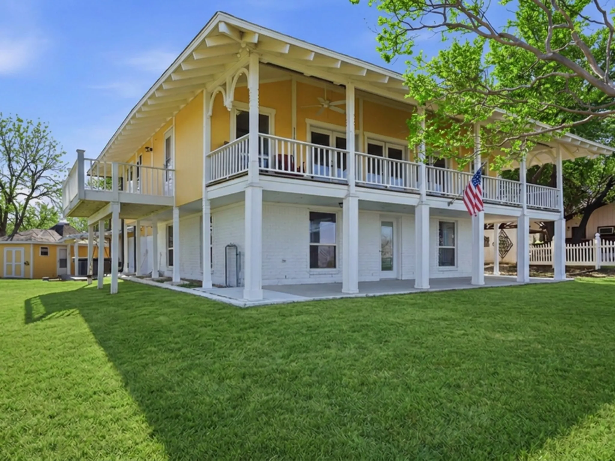 Single Family Residence For Sale in Denton County , 13280 Beach Club Road, The Colony, Texas 75056, 5 Bedroom, 5 Bathroom, 3 Garage spaces, 3,844 Sqft, built in 1977, mls#21361947, Real Estate Agent in The Colony, Homes For Sale in Denton county, Homes For Sale in The Colony, Realtor in The Colony Texas, Real Estate Brokerage Independent Realty Texas, Luminita Cordes Realtor