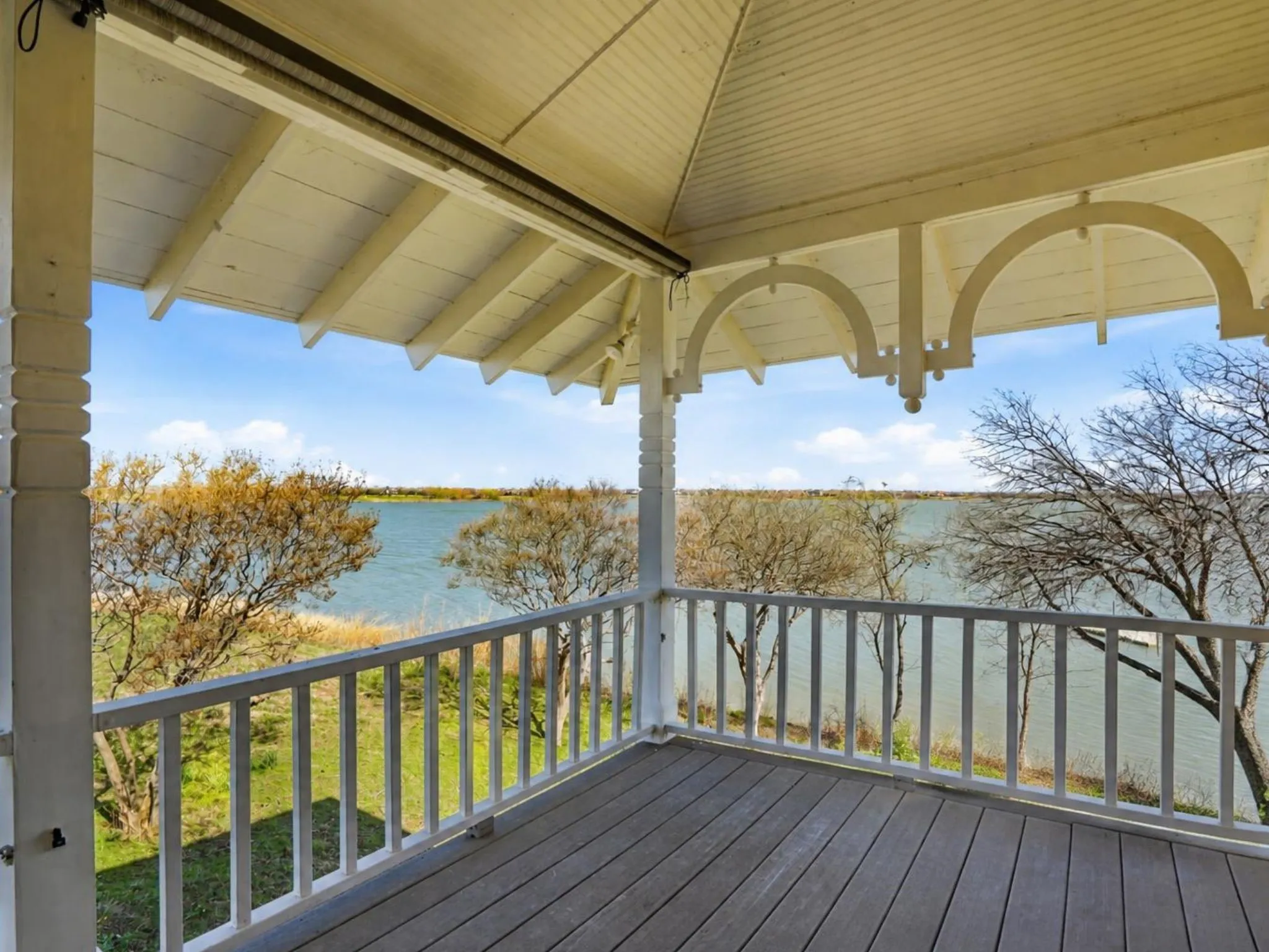 Single Family Residence For Sale in Denton County , 13280 Beach Club Road, The Colony, Texas 75056, 5 Bedroom, 5 Bathroom, 3 Garage spaces, 3,844 Sqft, built in 1977, mls#21361947, Real Estate Agent in The Colony, Homes For Sale in Denton county, Homes For Sale in The Colony, Realtor in The Colony Texas, Real Estate Brokerage Independent Realty Texas, Luminita Cordes Realtor