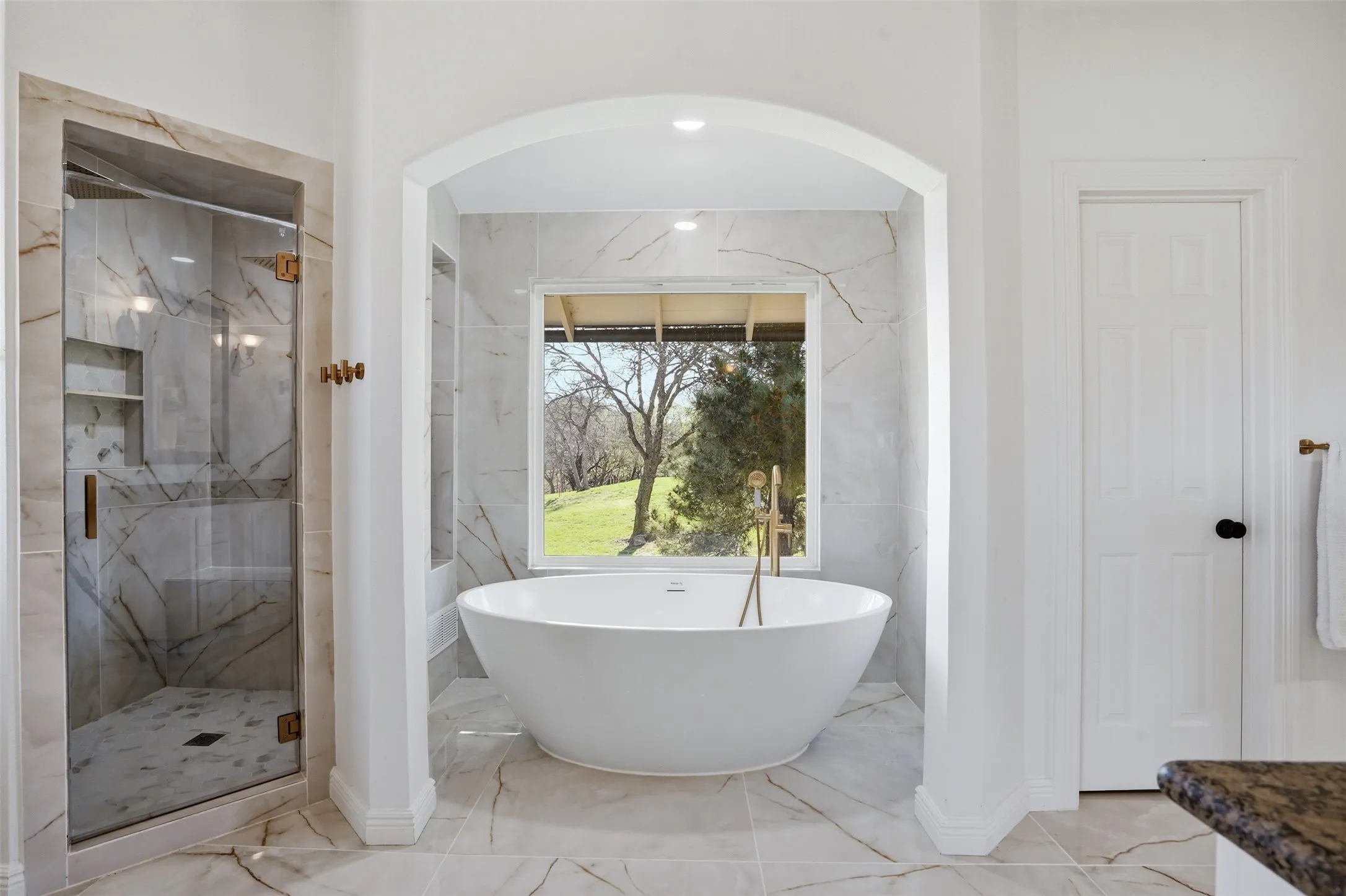 Single Family Residence For Sale in Denton County , 13280 Beach Club Road, The Colony, Texas 75056, 5 Bedroom, 5 Bathroom, 3 Garage spaces, 3,844 Sqft, built in 1977, mls#21361947, Real Estate Agent in The Colony, Homes For Sale in Denton county, Homes For Sale in The Colony, Realtor in The Colony Texas, Real Estate Brokerage Independent Realty Texas, Luminita Cordes Realtor
