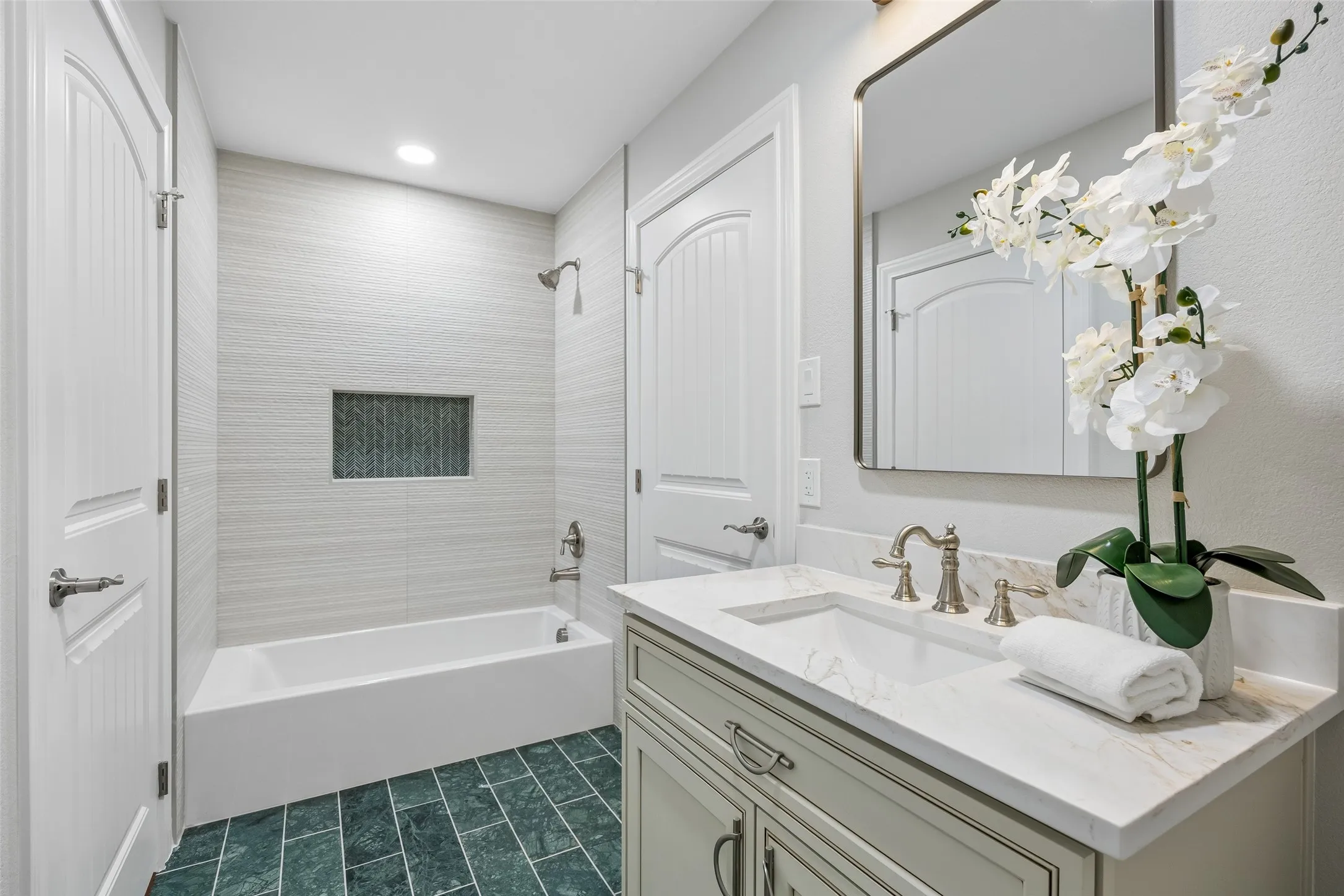 Single Family Residence For Sale in Dallas County , 1231 S Montclair Avenue, Dallas, Texas 75208, 4 Bedroom, 3 Bathroom, 2 Garage spaces, 3,281 Sqft, built in 1940, mls#21351622, Real Estate Agent in Dallas, Homes For Sale in Dallas county, Homes For Sale in Dallas, Realtor in Dallas Texas, Real Estate Brokerage Independent Realty Texas, Luminita Cordes Realtor