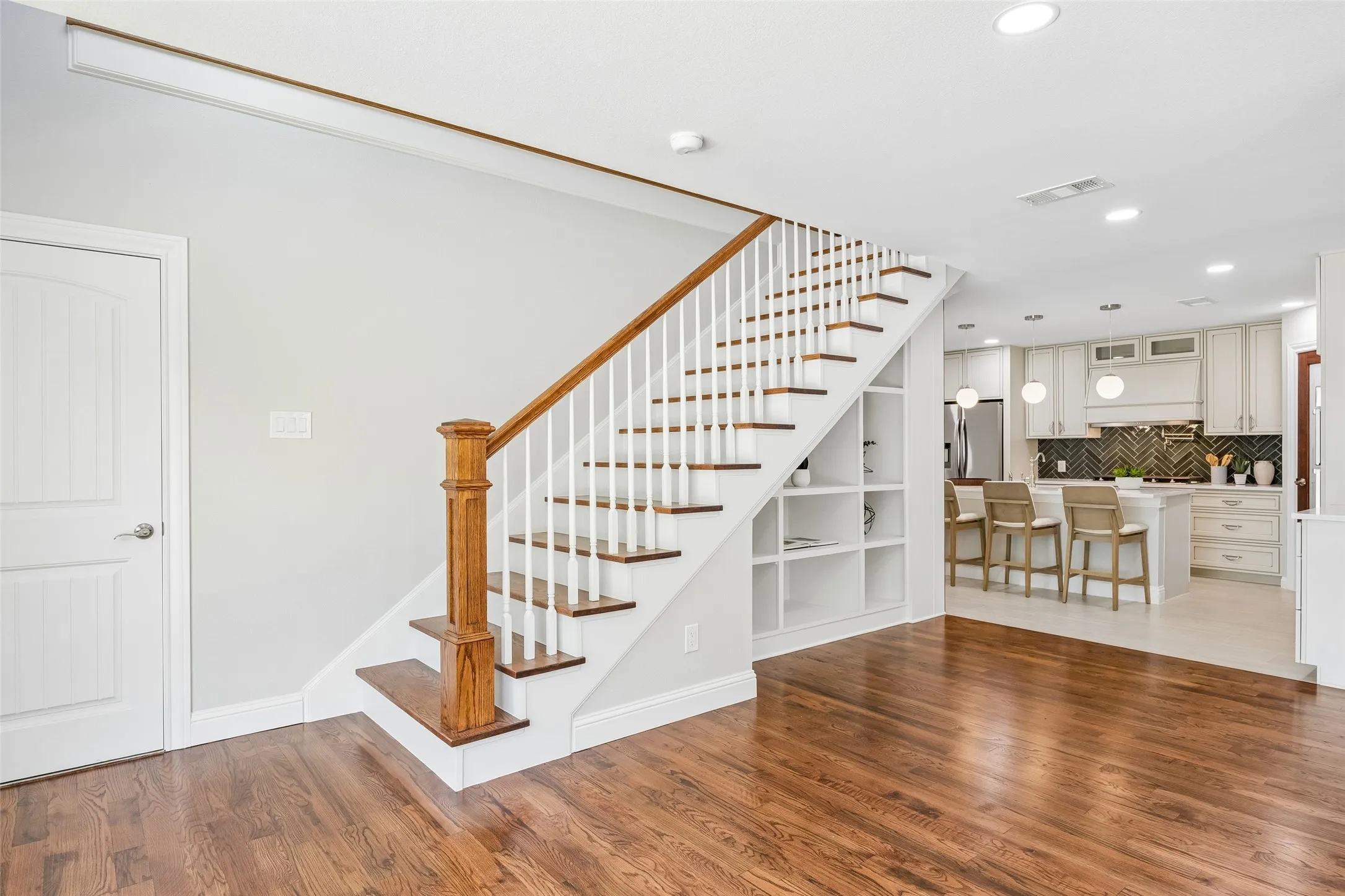 Single Family Residence For Sale in Dallas County , 1231 S Montclair Avenue, Dallas, Texas 75208, 4 Bedroom, 3 Bathroom, 2 Garage spaces, 3,281 Sqft, built in 1940, mls#21351622, Real Estate Agent in Dallas, Homes For Sale in Dallas county, Homes For Sale in Dallas, Realtor in Dallas Texas, Real Estate Brokerage Independent Realty Texas, Luminita Cordes Realtor