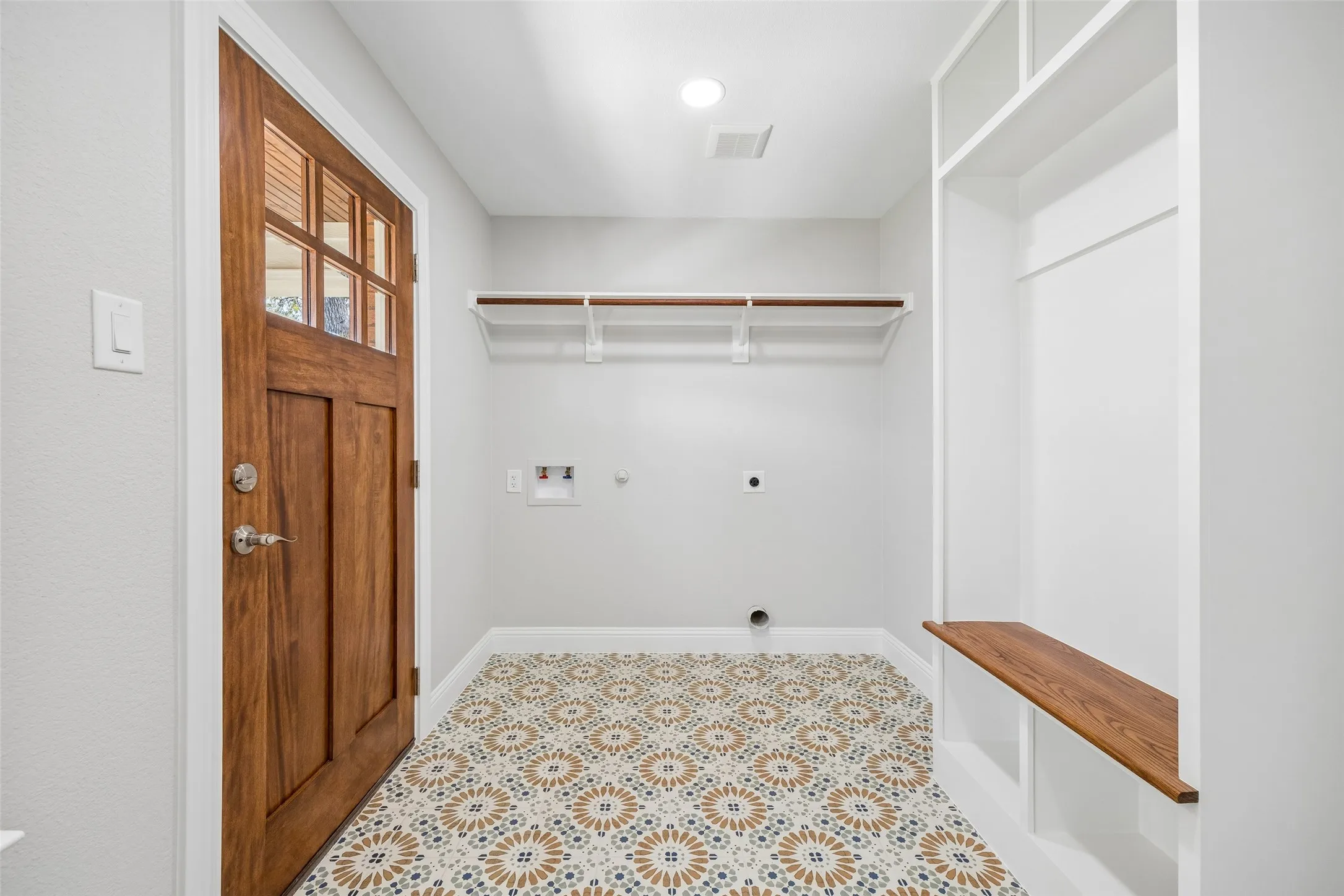 Single Family Residence For Sale in Dallas County , 1231 S Montclair Avenue, Dallas, Texas 75208, 4 Bedroom, 3 Bathroom, 2 Garage spaces, 3,281 Sqft, built in 1940, mls#21351622, Real Estate Agent in Dallas, Homes For Sale in Dallas county, Homes For Sale in Dallas, Realtor in Dallas Texas, Real Estate Brokerage Independent Realty Texas, Luminita Cordes Realtor