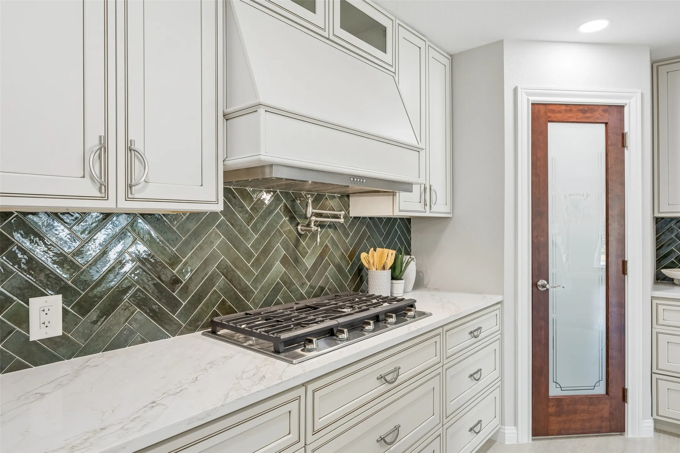 Single Family Residence For Sale in Dallas County , 1231 S Montclair Avenue, Dallas, Texas 75208, 4 Bedroom, 3 Bathroom, 2 Garage spaces, 3,281 Sqft, built in 1940, mls#21351622, Real Estate Agent in Dallas, Homes For Sale in Dallas county, Homes For Sale in Dallas, Realtor in Dallas Texas, Real Estate Brokerage Independent Realty Texas, Luminita Cordes Realtor