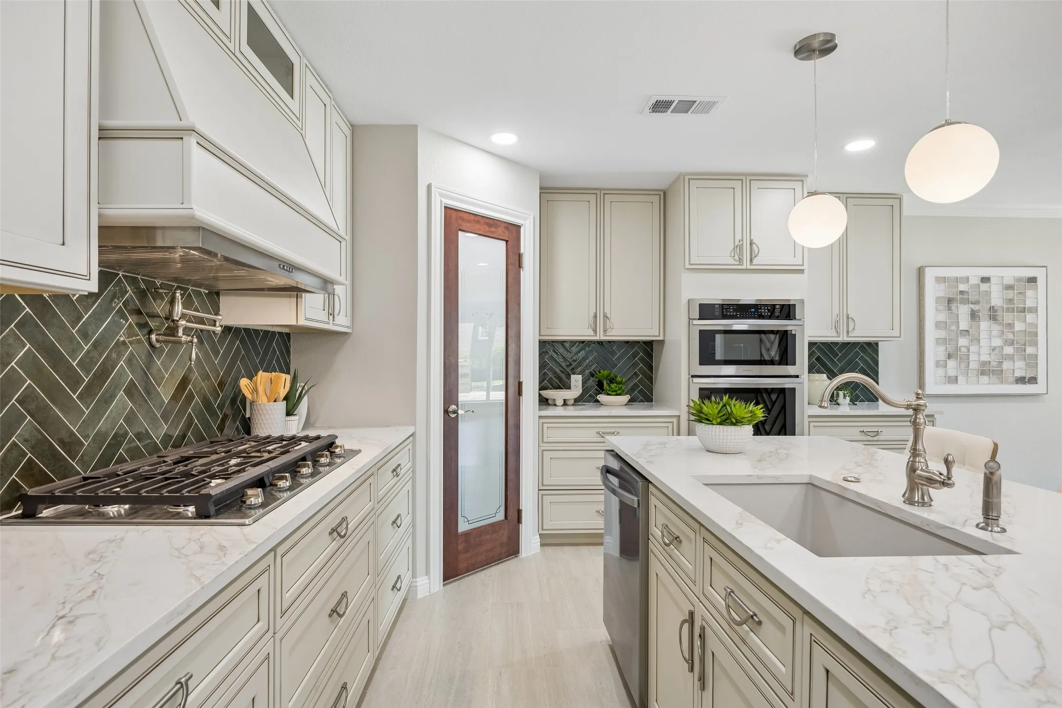 Single Family Residence For Sale in Dallas County , 1231 S Montclair Avenue, Dallas, Texas 75208, 4 Bedroom, 3 Bathroom, 2 Garage spaces, 3,281 Sqft, built in 1940, mls#21351622, Real Estate Agent in Dallas, Homes For Sale in Dallas county, Homes For Sale in Dallas, Realtor in Dallas Texas, Real Estate Brokerage Independent Realty Texas, Luminita Cordes Realtor