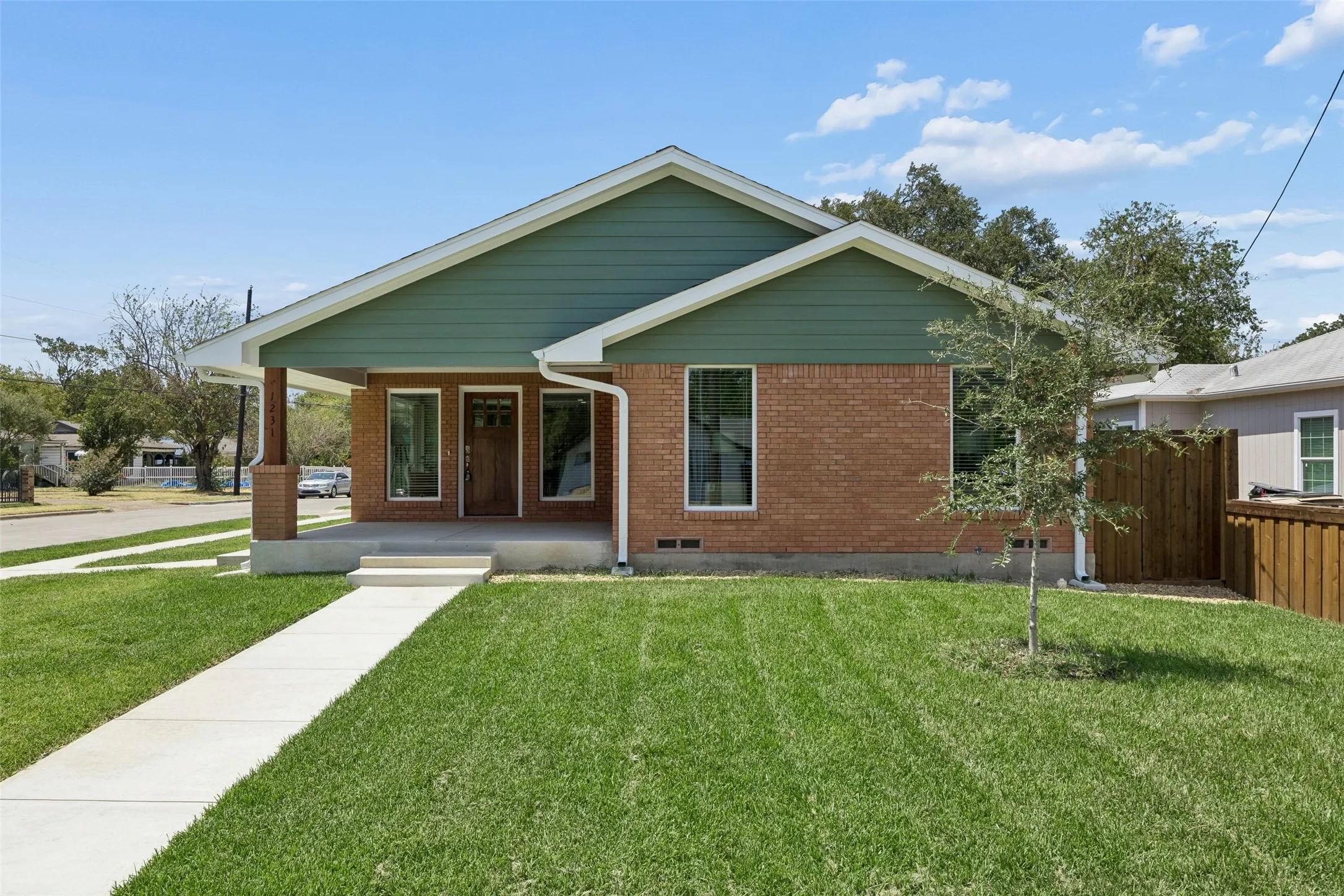 Single Family Residence For Sale in Dallas County , 1231 S Montclair Avenue, Dallas, Texas 75208, 4 Bedroom, 3 Bathroom, 2 Garage spaces, 3,281 Sqft, built in 1940, mls#21351622, Real Estate Agent in Dallas, Homes For Sale in Dallas county, Homes For Sale in Dallas, Realtor in Dallas Texas, Real Estate Brokerage Independent Realty Texas, Luminita Cordes Realtor