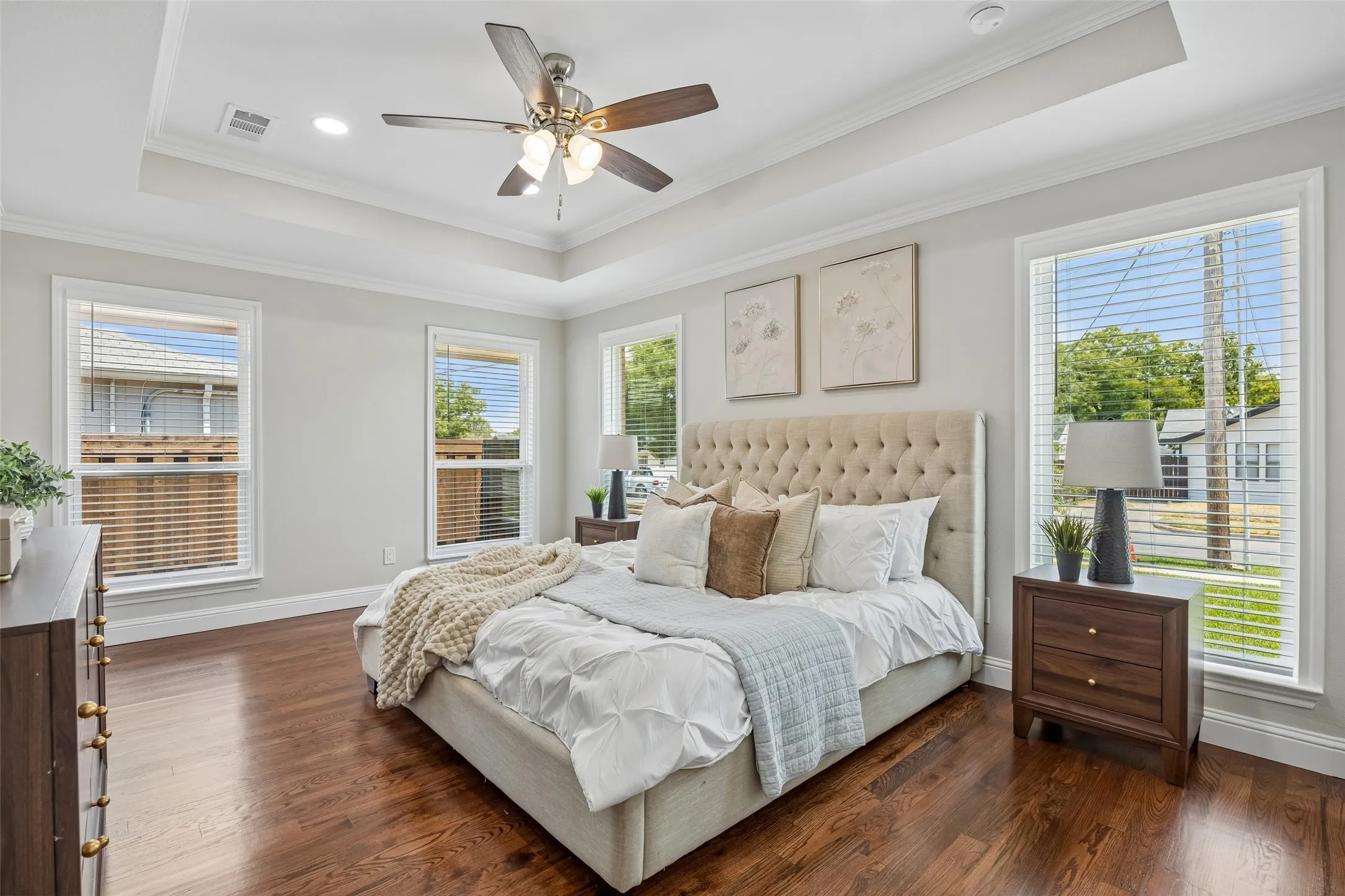 Single Family Residence For Sale in Dallas County , 1231 S Montclair Avenue, Dallas, Texas 75208, 4 Bedroom, 3 Bathroom, 2 Garage spaces, 3,281 Sqft, built in 1940, mls#21351622, Real Estate Agent in Dallas, Homes For Sale in Dallas county, Homes For Sale in Dallas, Realtor in Dallas Texas, Real Estate Brokerage Independent Realty Texas, Luminita Cordes Realtor