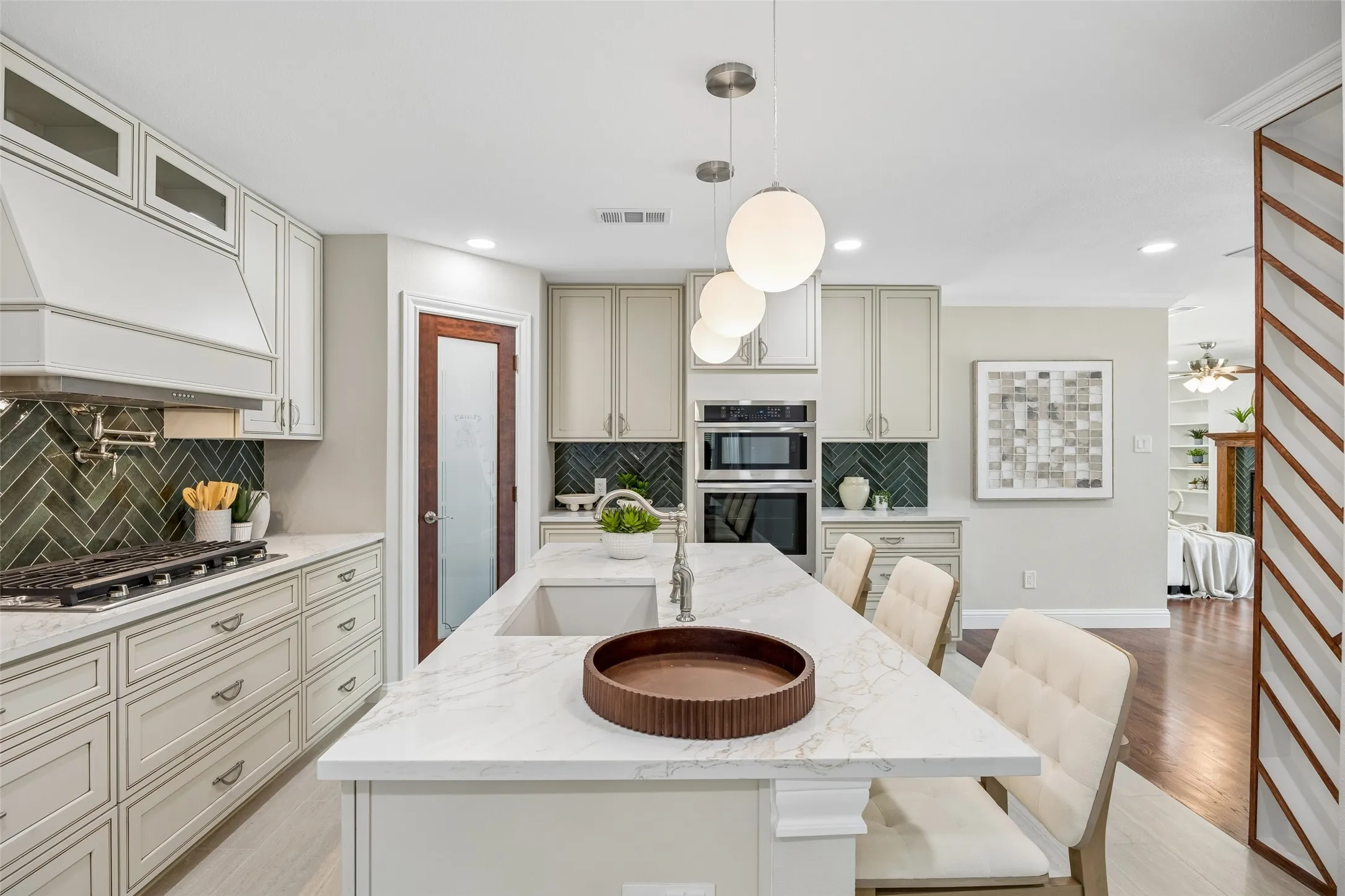 Single Family Residence For Sale in Dallas County , 1231 S Montclair Avenue, Dallas, Texas 75208, 4 Bedroom, 3 Bathroom, 2 Garage spaces, 3,281 Sqft, built in 1940, mls#21351622, Real Estate Agent in Dallas, Homes For Sale in Dallas county, Homes For Sale in Dallas, Realtor in Dallas Texas, Real Estate Brokerage Independent Realty Texas, Luminita Cordes Realtor
