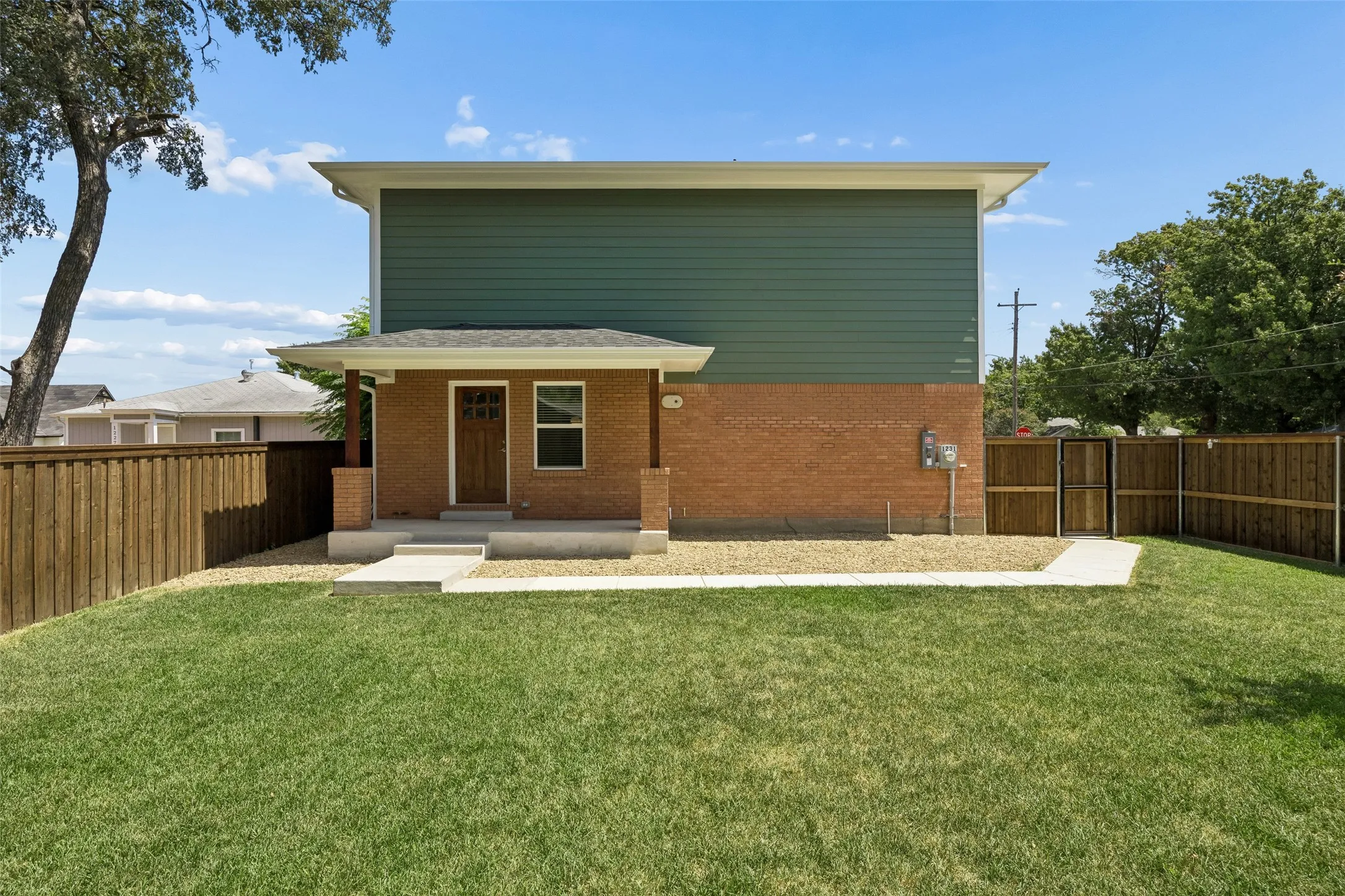 Single Family Residence For Sale in Dallas County , 1231 S Montclair Avenue, Dallas, Texas 75208, 4 Bedroom, 3 Bathroom, 2 Garage spaces, 3,281 Sqft, built in 1940, mls#21351622, Real Estate Agent in Dallas, Homes For Sale in Dallas county, Homes For Sale in Dallas, Realtor in Dallas Texas, Real Estate Brokerage Independent Realty Texas, Luminita Cordes Realtor