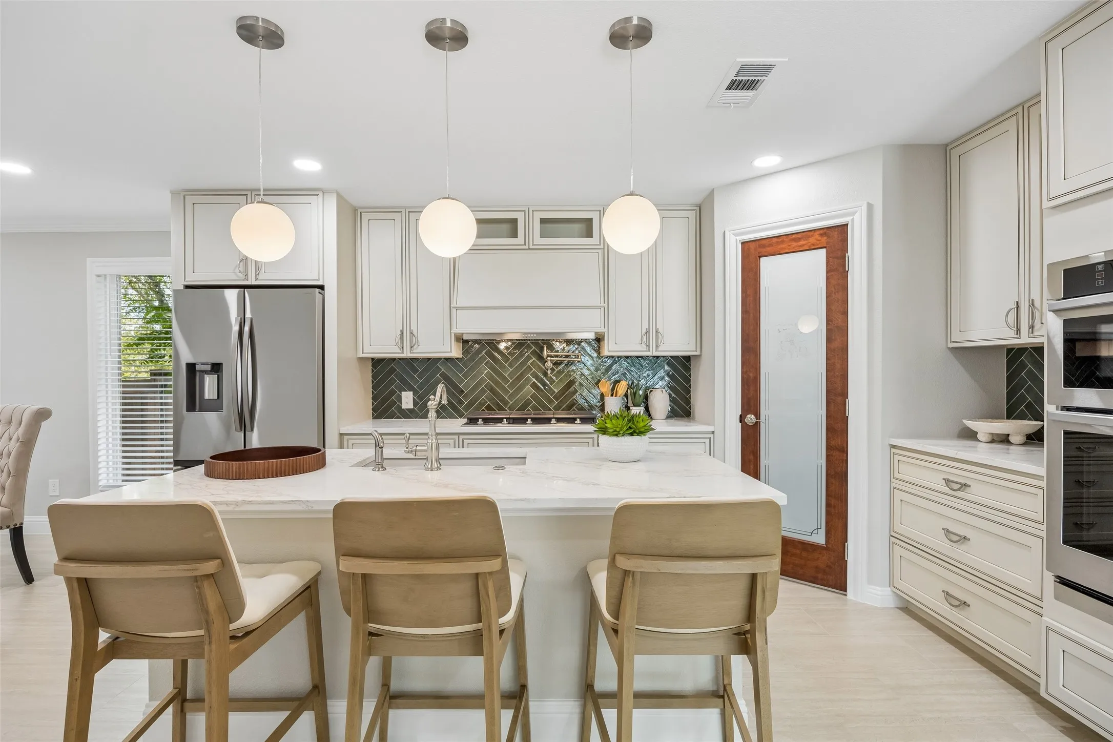 Single Family Residence For Sale in Dallas County , 1231 S Montclair Avenue, Dallas, Texas 75208, 4 Bedroom, 3 Bathroom, 2 Garage spaces, 3,281 Sqft, built in 1940, mls#21351622, Real Estate Agent in Dallas, Homes For Sale in Dallas county, Homes For Sale in Dallas, Realtor in Dallas Texas, Real Estate Brokerage Independent Realty Texas, Luminita Cordes Realtor