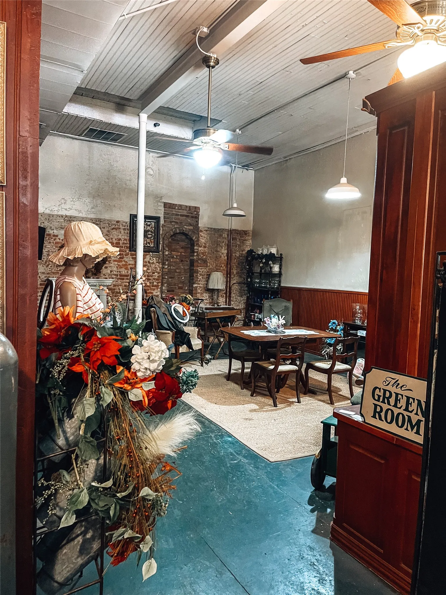 Retail For Sale in Van Zandt County , 201 N Fourth, Wills Point, Texas 75169, 0, 0, Garage spaces, 7,347 Sqft, built in 1900, Price $995,000, mls#21358597, Real Estate Agent in Wills Point, Homes For Sale in Van Zandt county, Homes For Sale in Wills Point, Realtor in Wills Point Texas, Real Estate Brokerage Independent Realty Texas, Luminita Cordes Realtor