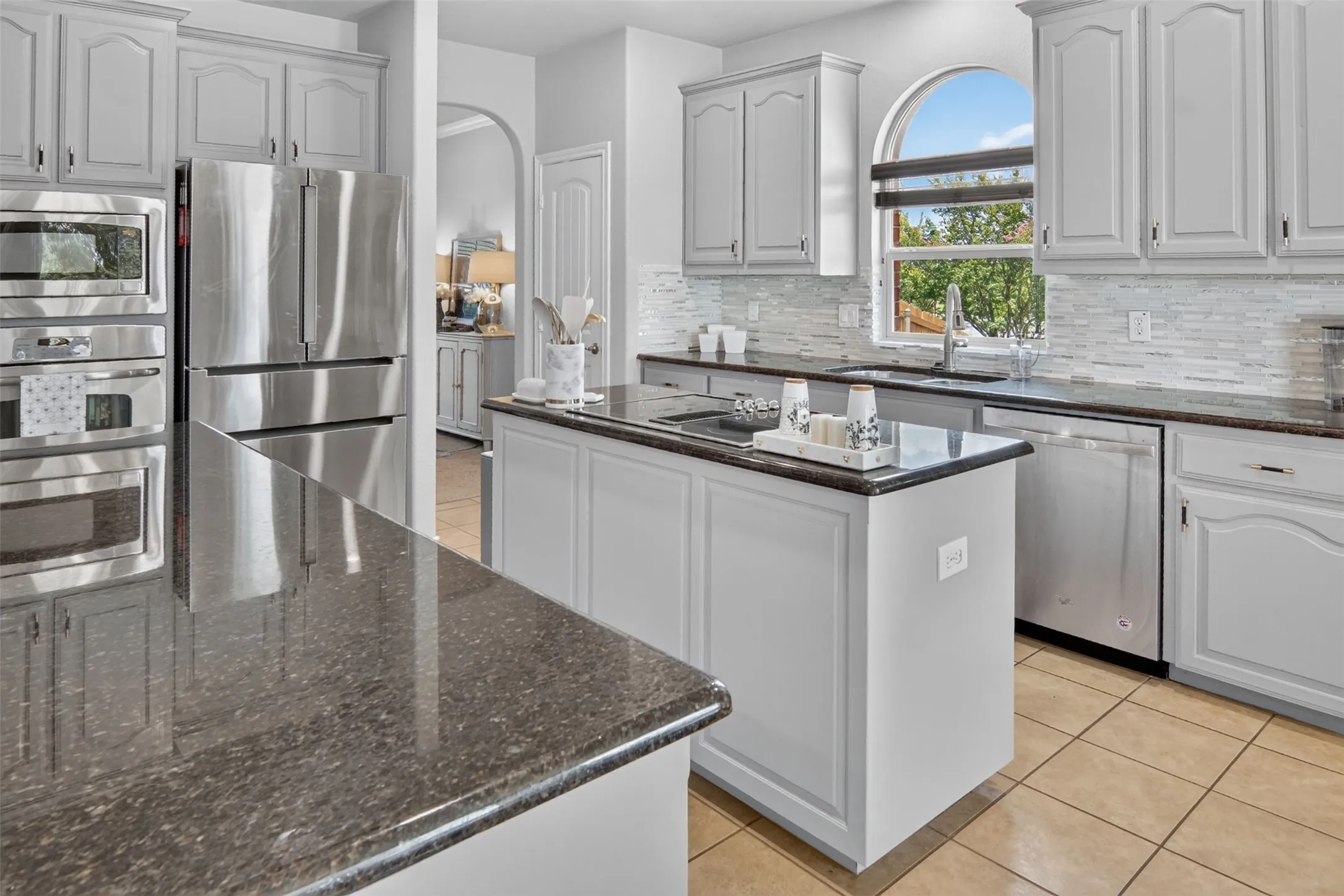 stainless steel appliances, gorgeous back splash