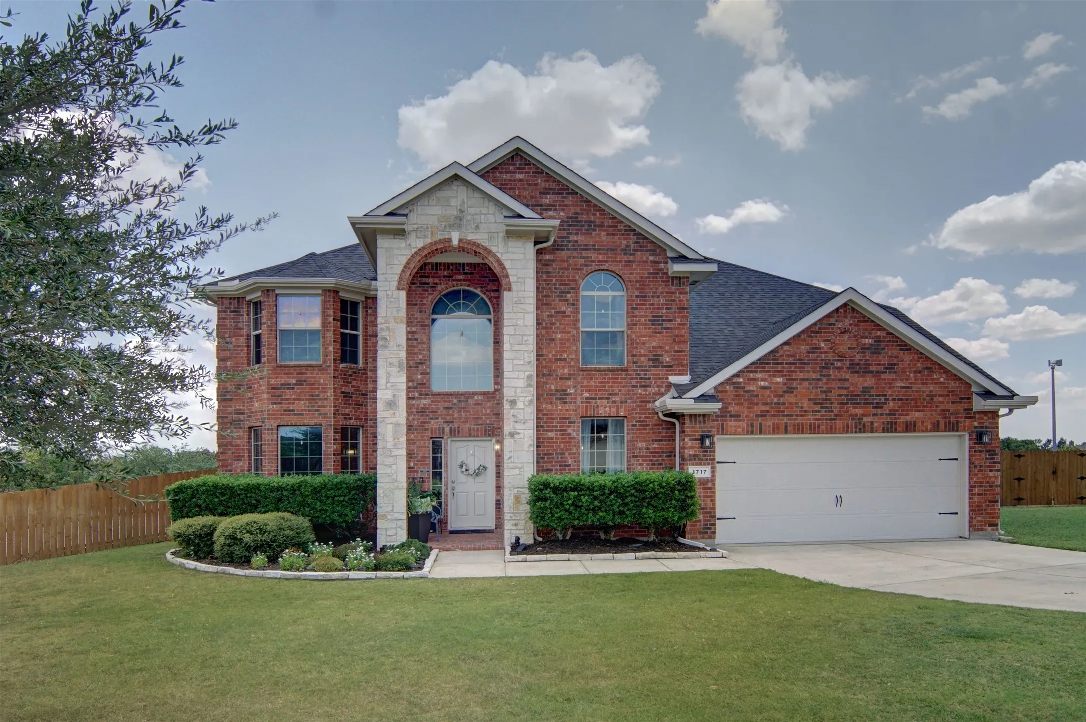 Single Family Residence For Sale in Parker County , 1717 Sorrel Court, Weatherford, Texas 76087, 5 Bedroom, 4 Bathroom, 2 Garage spaces, 3,011 Sqft, built in 2009, mls#21341505, Real Estate Agent in Weatherford, Homes For Sale in Parker county, Homes For Sale in Weatherford, Realtor in Weatherford Texas, Real Estate Brokerage Independent Realty Texas, Luminita Cordes Realtor