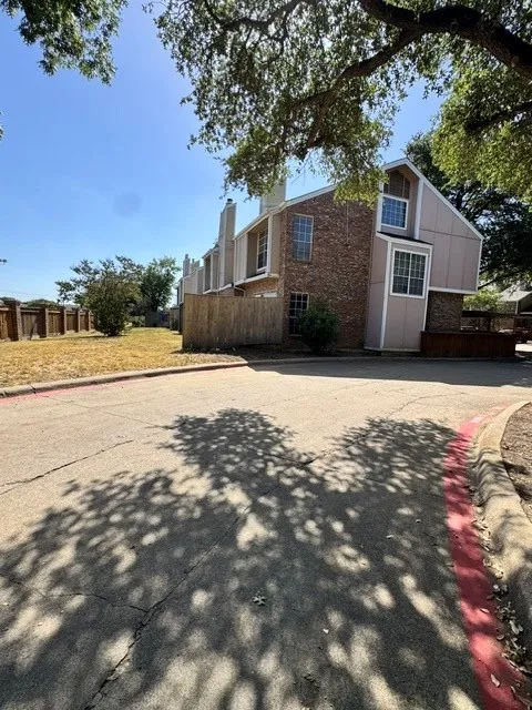 Townhouse For Sale in Dallas County , 2411 Northlake Court, Irving, Texas 75038, 2 Bedroom, 3 Bathroom, Garage spaces, 1,176 Sqft, built in 1983, mls#21361977, Real Estate Agent in Irving, Homes For Sale in Dallas county, Homes For Sale in Irving, Realtor in Irving Texas, Real Estate Brokerage Independent Realty Texas, Luminita Cordes Realtor