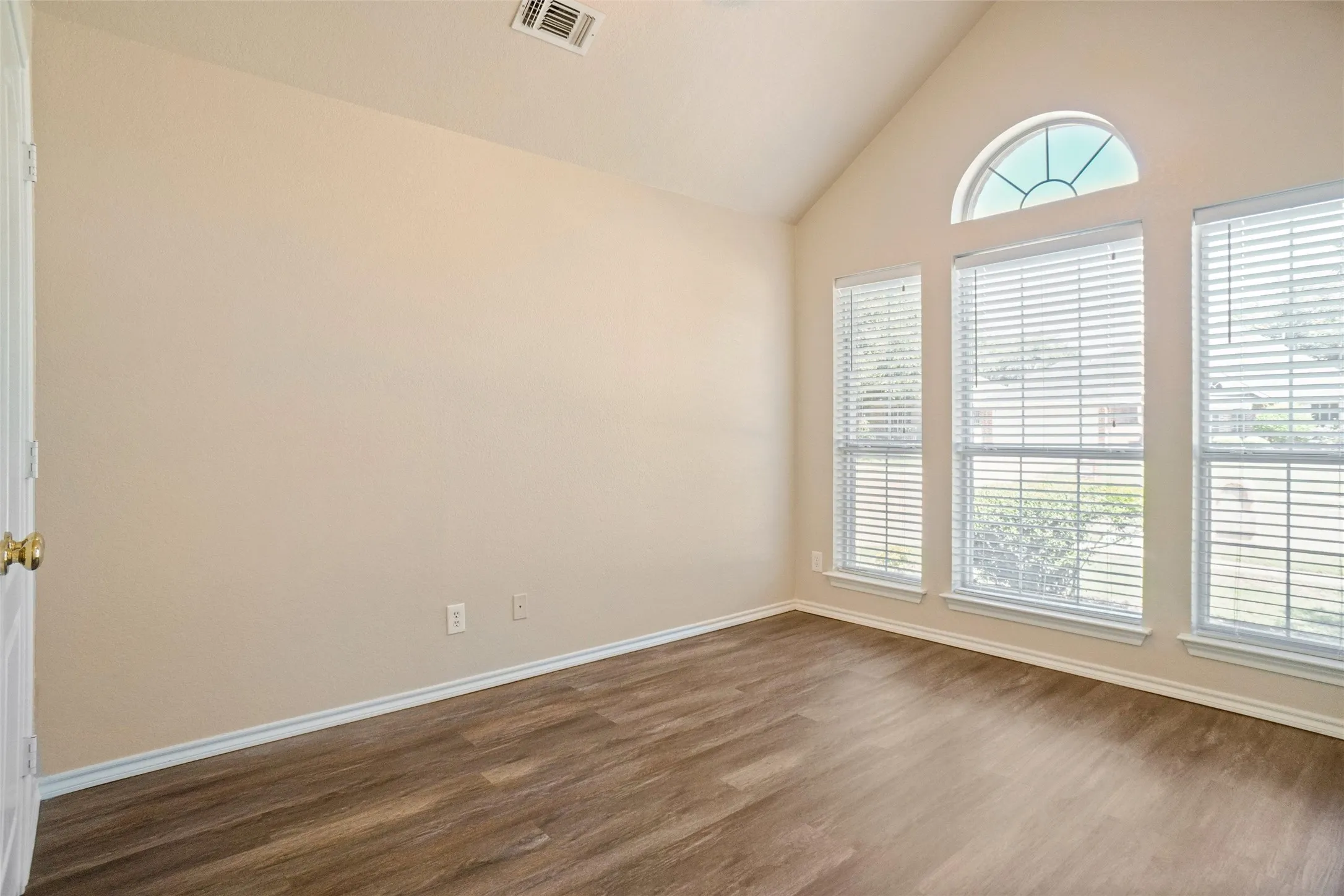 Single Family Residence For Rent in Tarrant County , 1025 Westgrove Drive, Saginaw, Texas 76179, 3 Bedroom, 2 Bathroom, 2 Garage spaces, 1,619 Sqft, built in 1994, mls#21361978, Real Estate Agent in Saginaw, Homes For Rent in Tarrant county, Homes For Rent in Saginaw, Realtor in Saginaw Texas, Real Estate Brokerage Independent Realty Texas, Luminita Cordes Realtor