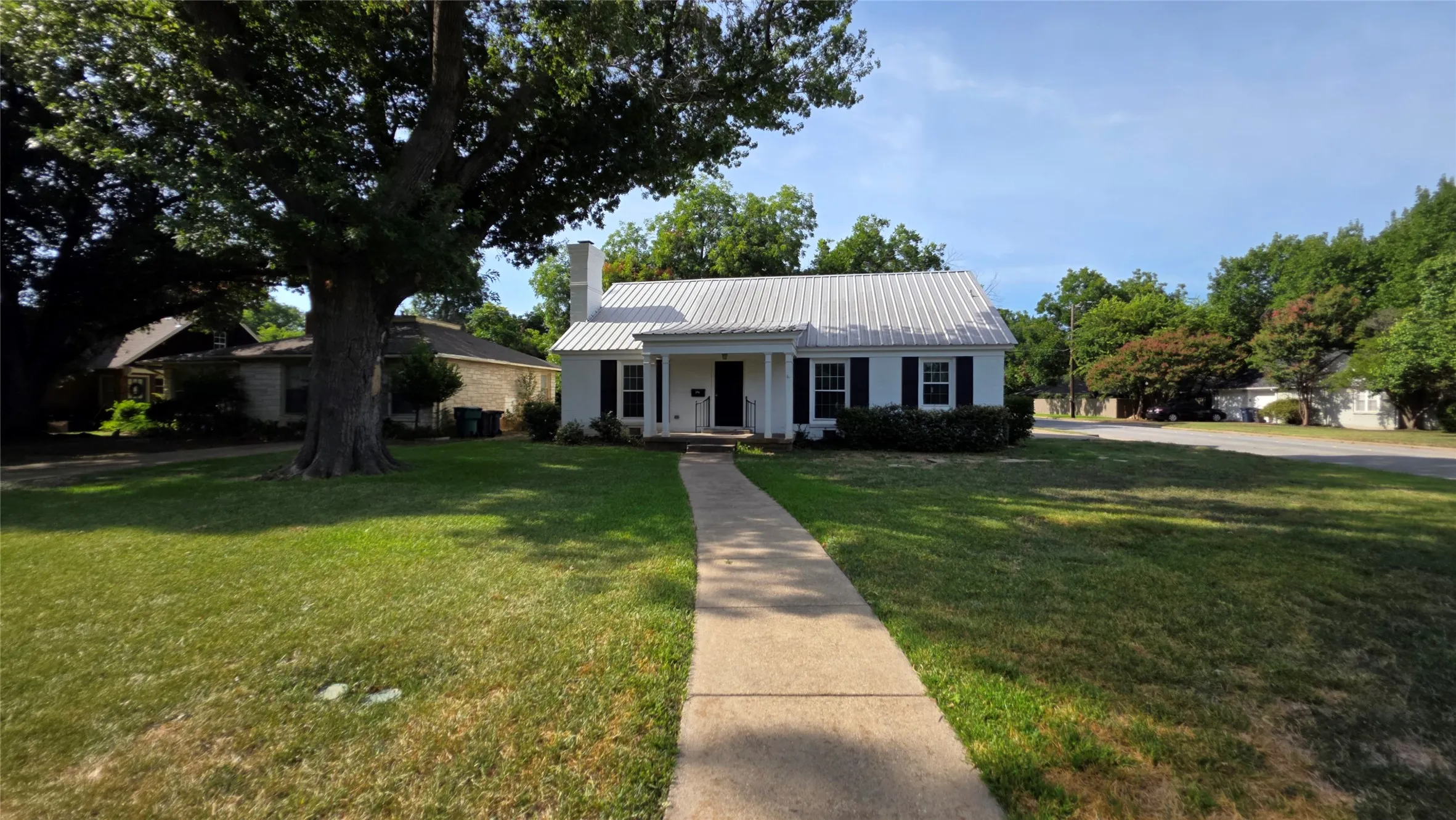 Single Family Residence For Rent in Tarrant County , 3741 Hilltop Road, Fort Worth, Texas 76109, 4 Bedroom, 3 Bathroom, 2 Garage spaces, 2,007 Sqft, built in 1940, mls#21343424, Real Estate Agent in Fort Worth, Homes For Rent in Tarrant county, Homes For Rent in Fort Worth, Realtor in Fort Worth Texas, Real Estate Brokerage Independent Realty Texas, Luminita Cordes Realtor