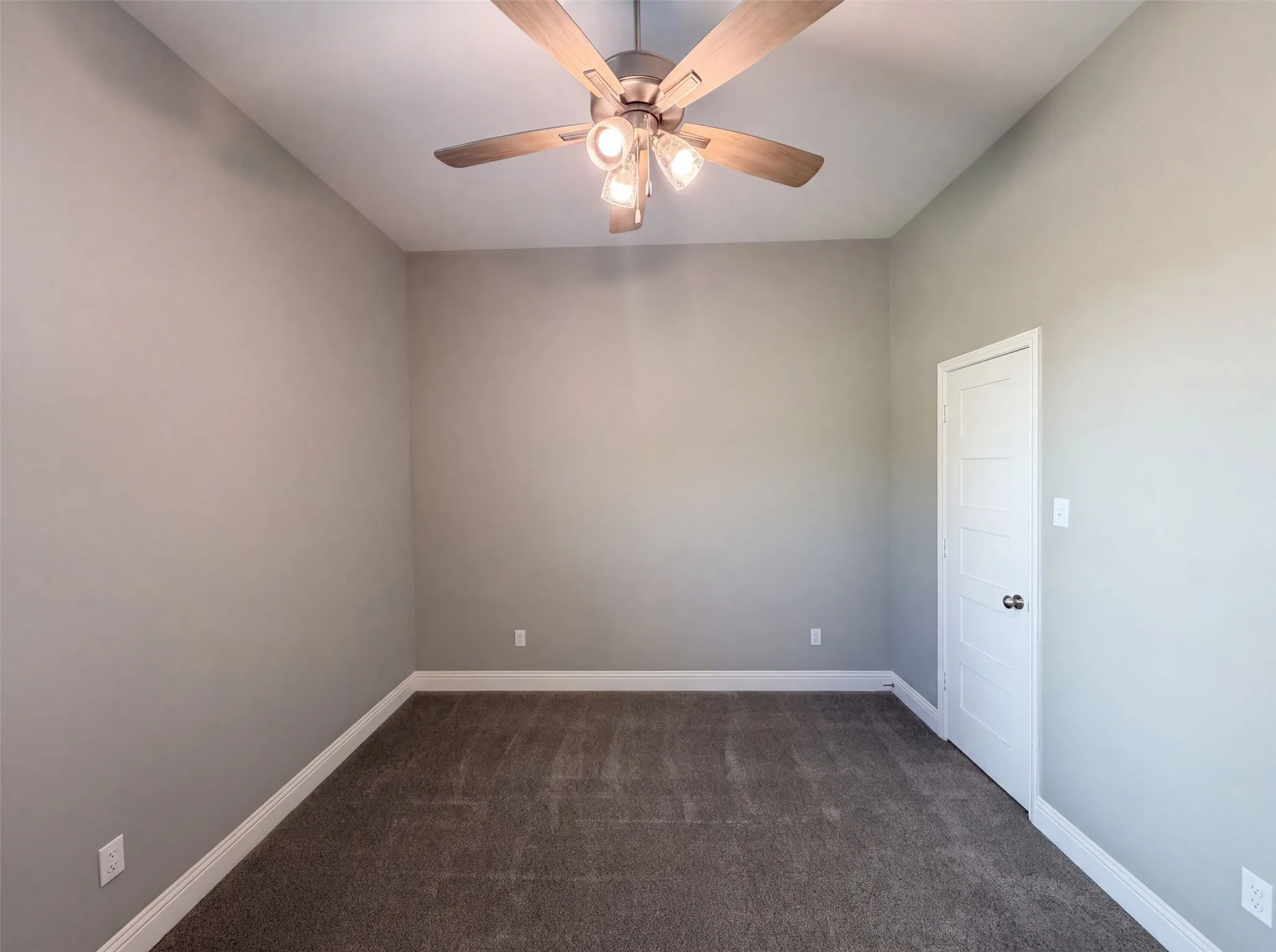 Single Family Residence For Sale in Tarrant County , 8912 Holt Street, Lakeside, Texas 76135, 4 Bedroom, 3 Bathroom, 2 Garage spaces, 2,582 Sqft, built in 2024, mls#21361988, Real Estate Agent in Lakeside, Homes For Sale in Tarrant county, Homes For Sale in Lakeside, Realtor in Lakeside Texas, Real Estate Brokerage Independent Realty Texas, Luminita Cordes Realtor