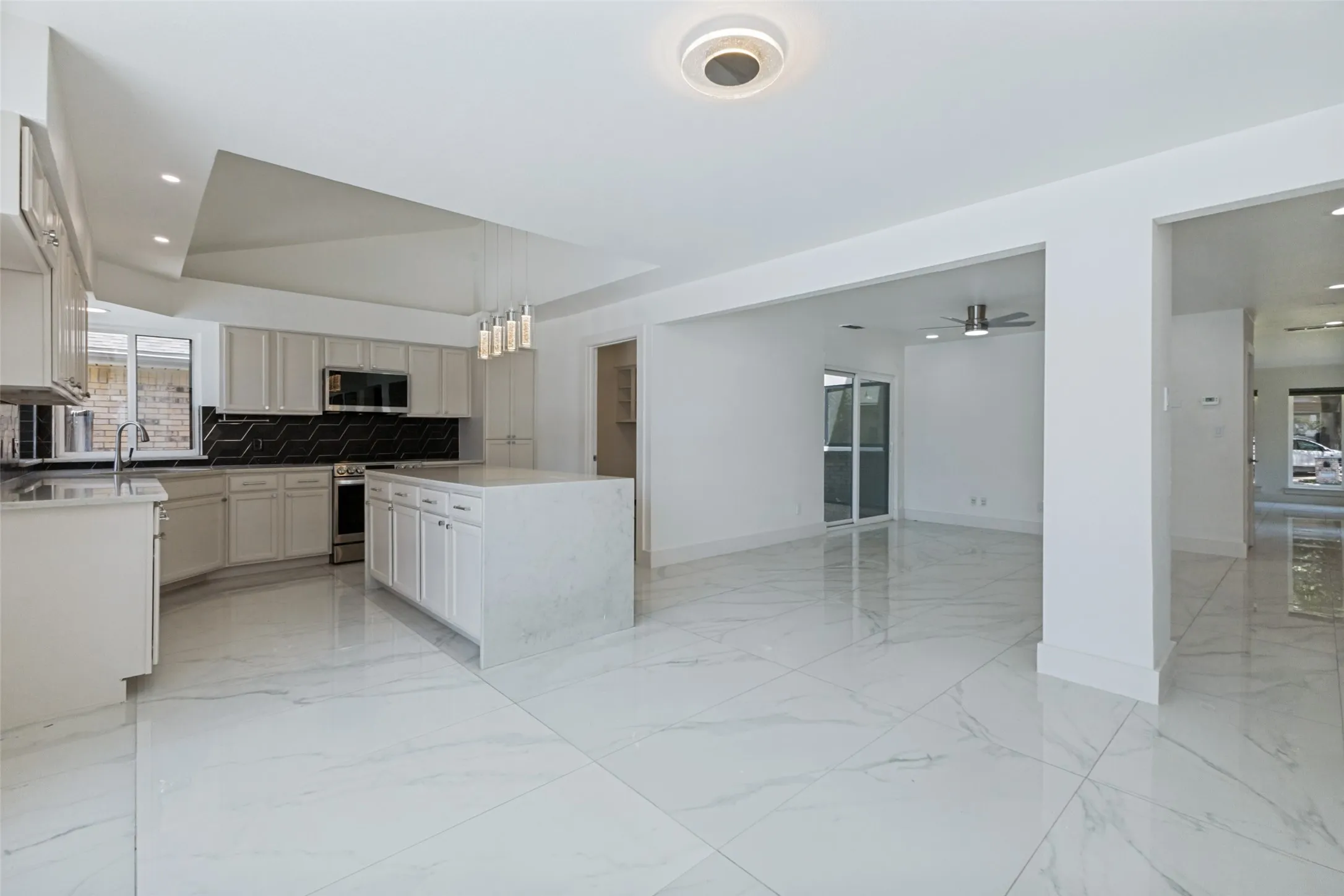 Single Family Residence For Sale in Rockwall County , 201 Rainbow Circle, Rockwall, Texas 75032, 4 Bedroom, 4 Bathroom, 2 Garage spaces, 3,031 Sqft, built in 1980, mls#21359236, Real Estate Agent in Rockwall, Homes For Sale in Rockwall county, Homes For Sale in Rockwall, Realtor in Rockwall Texas, Real Estate Brokerage Independent Realty Texas, Luminita Cordes Realtor